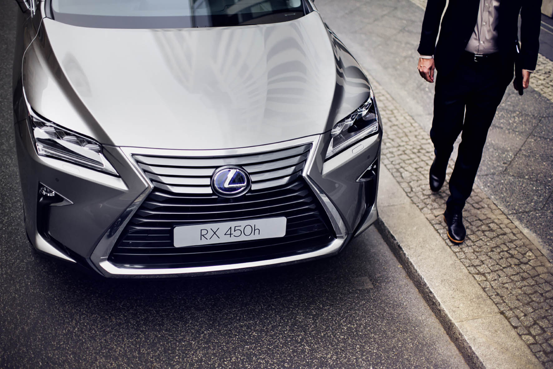 Uitvoeringen en prijzen nieuwe Lexus RX450h bekend gemaakt. De hybride SUV staat rond de jaarwisseling bij de dealer.
