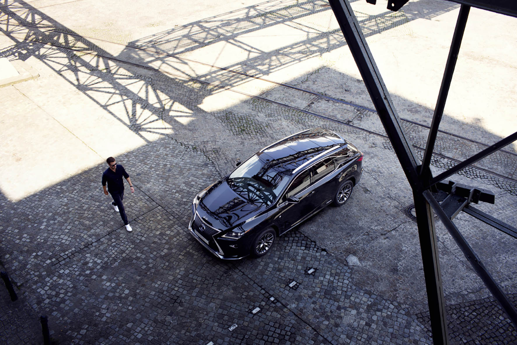 Uitvoeringen en prijzen nieuwe Lexus RX450h bekend gemaakt. De hybride SUV staat rond de jaarwisseling bij de dealer.