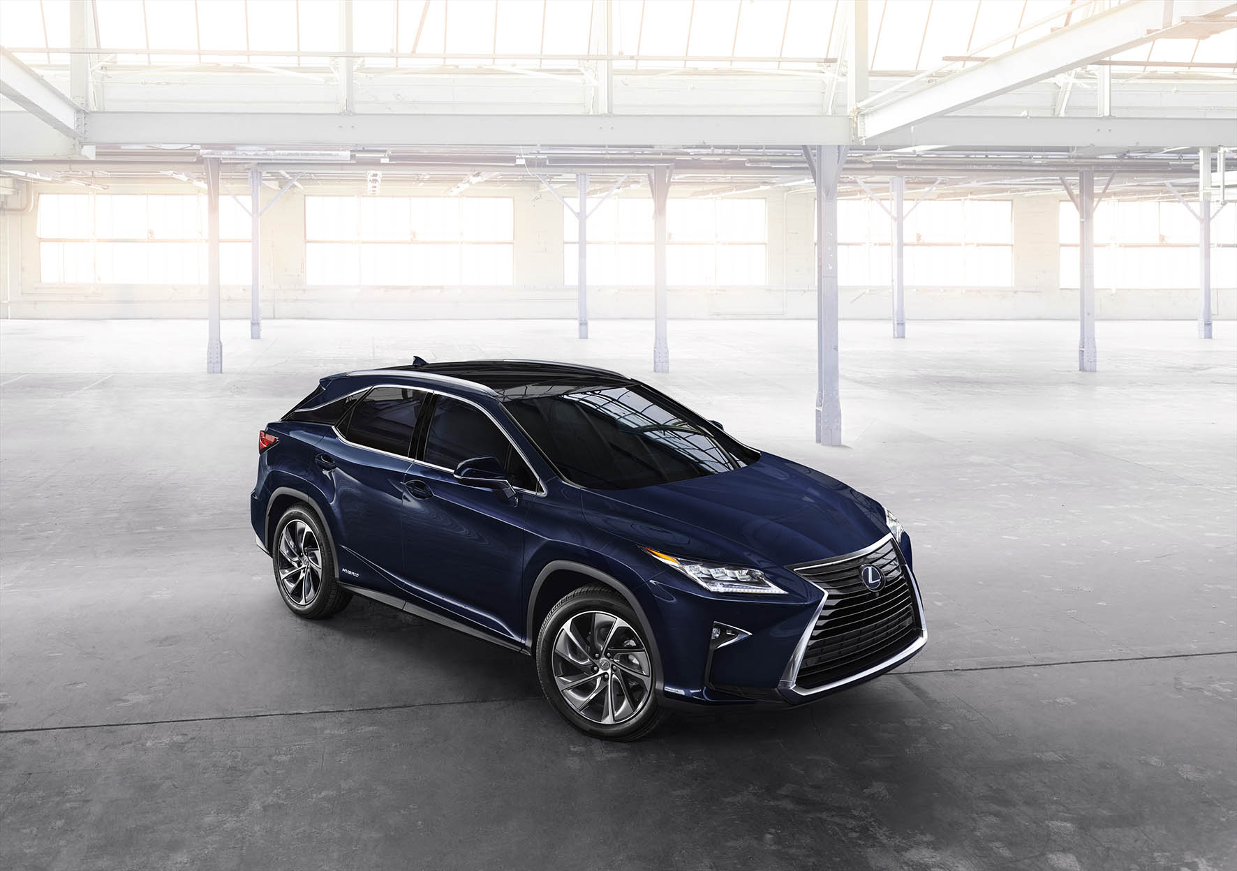 Twaalf centimeter langer dan zijn voorganger is hij, de nieuwe Lexus RX. Ruimte die vooral de achterpassagiers ten goede komt. Maar hij is niet alleen in de lengte fors gegroeid, de RX wordt ook luxer