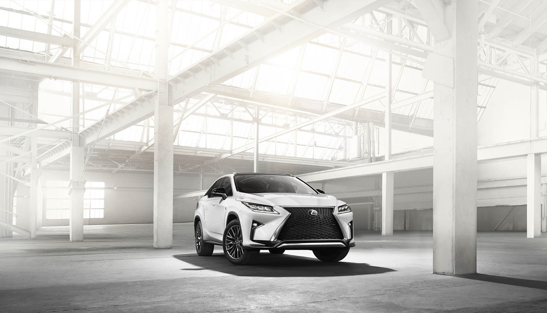 Twaalf centimeter langer dan zijn voorganger is hij, de nieuwe Lexus RX. Ruimte die vooral de achterpassagiers ten goede komt. Maar hij is niet alleen in de lengte fors gegroeid, de RX wordt ook luxer