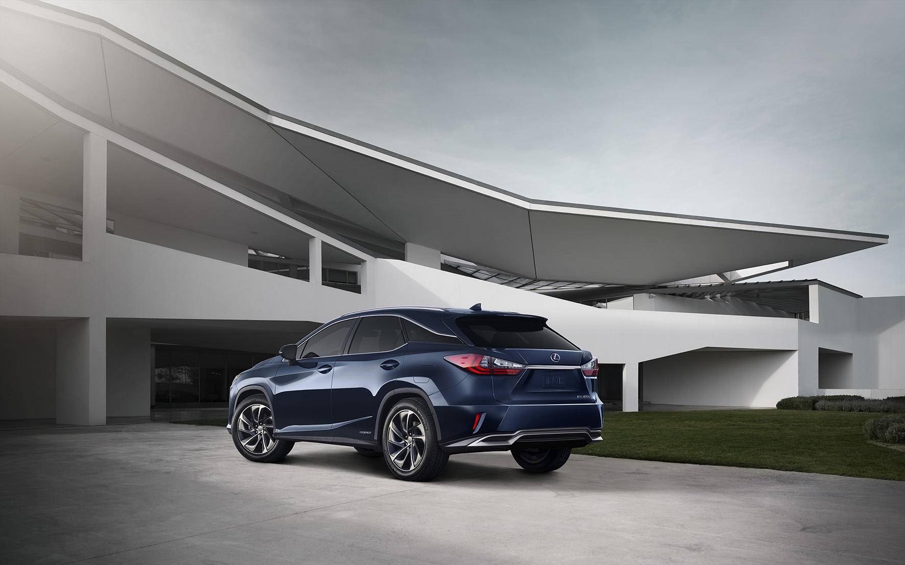 Twaalf centimeter langer dan zijn voorganger is hij, de nieuwe Lexus RX. Ruimte die vooral de achterpassagiers ten goede komt. Maar hij is niet alleen in de lengte fors gegroeid, de RX wordt ook luxer