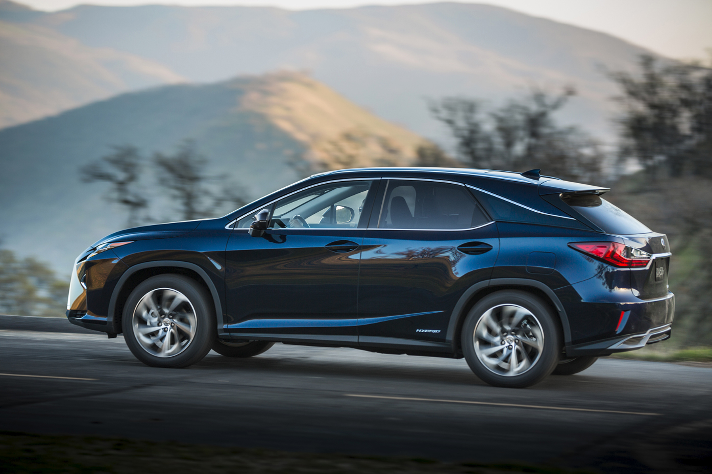 Twaalf centimeter langer dan zijn voorganger is hij, de nieuwe Lexus RX. Ruimte die vooral de achterpassagiers ten goede komt. Maar hij is niet alleen in de lengte fors gegroeid, de RX wordt ook luxer