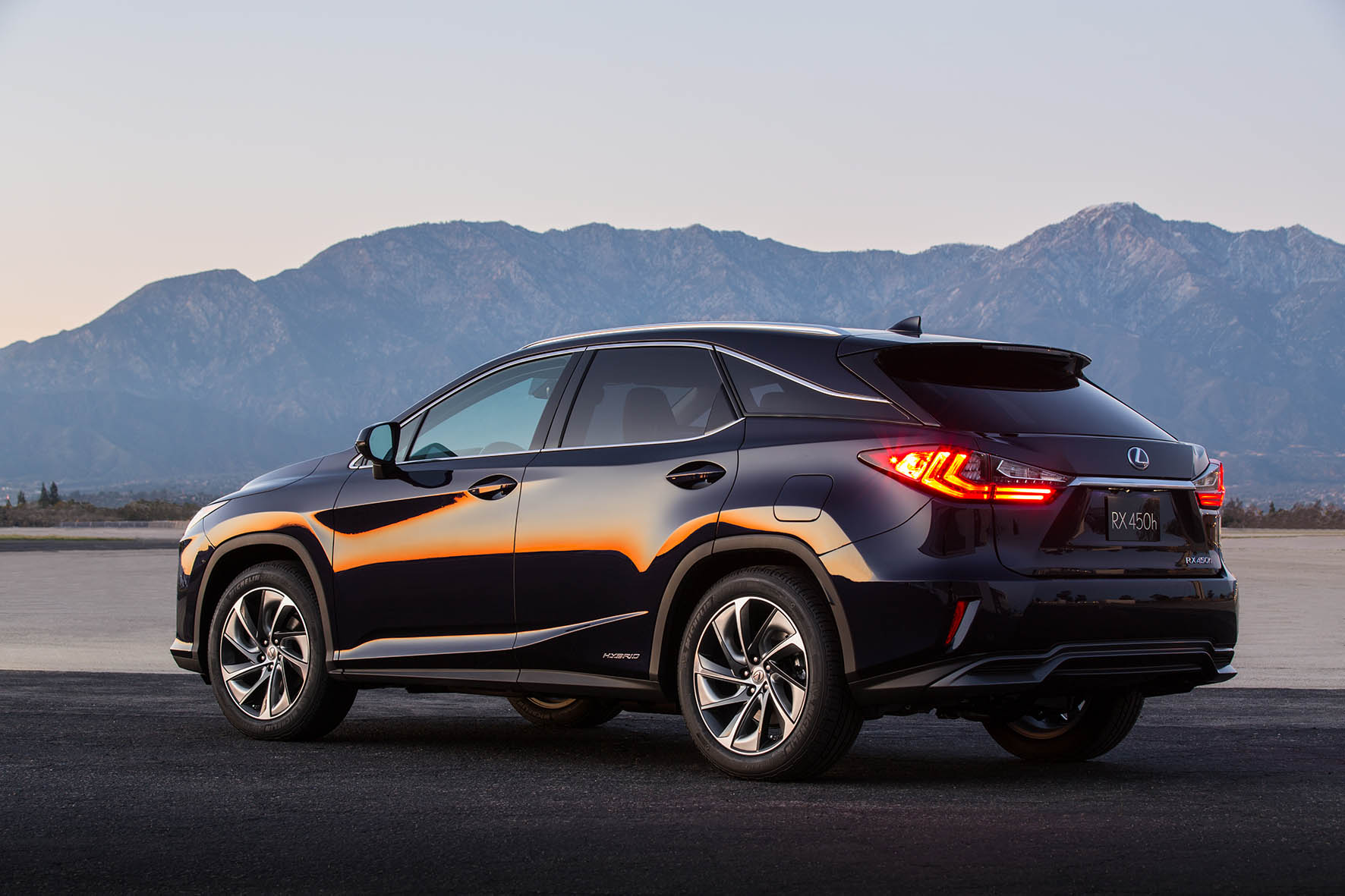 Twaalf centimeter langer dan zijn voorganger is hij, de nieuwe Lexus RX. Ruimte die vooral de achterpassagiers ten goede komt. Maar hij is niet alleen in de lengte fors gegroeid, de RX wordt ook luxer