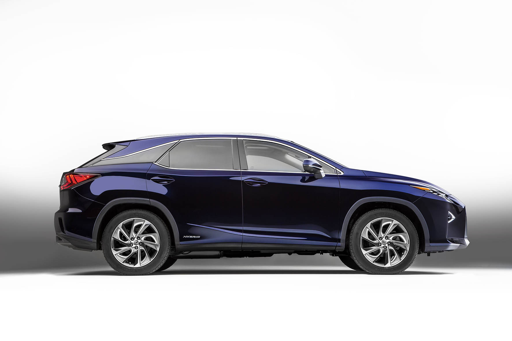 Twaalf centimeter langer dan zijn voorganger is hij, de nieuwe Lexus RX. Ruimte die vooral de achterpassagiers ten goede komt. Maar hij is niet alleen in de lengte fors gegroeid, de RX wordt ook luxer