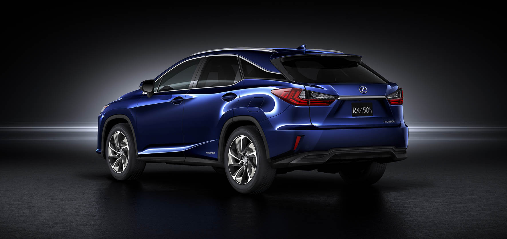 Twaalf centimeter langer dan zijn voorganger is hij, de nieuwe Lexus RX. Ruimte die vooral de achterpassagiers ten goede komt. Maar hij is niet alleen in de lengte fors gegroeid, de RX wordt ook luxer