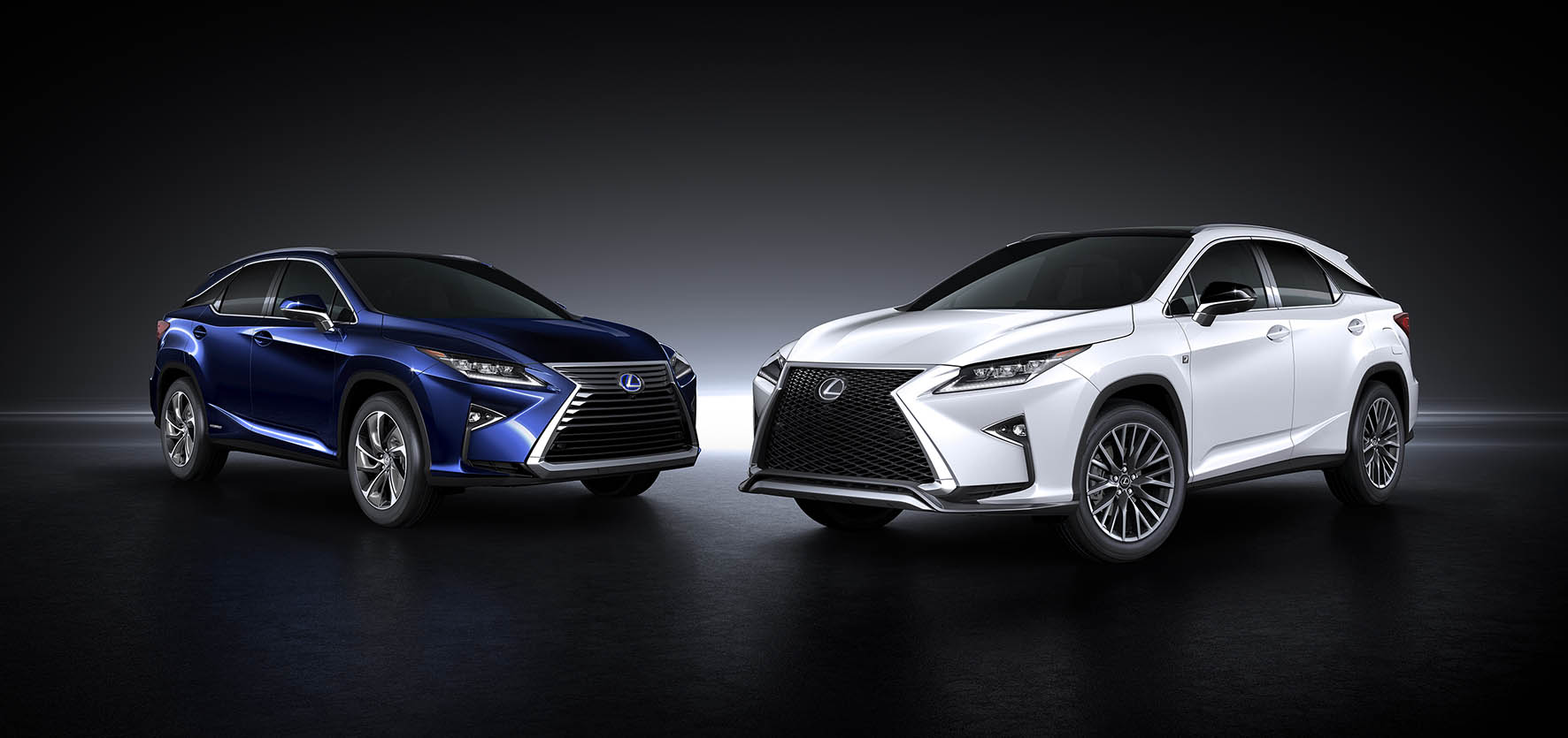 Twaalf centimeter langer dan zijn voorganger is hij, de nieuwe Lexus RX. Ruimte die vooral de achterpassagiers ten goede komt. Maar hij is niet alleen in de lengte fors gegroeid, de RX wordt ook luxer