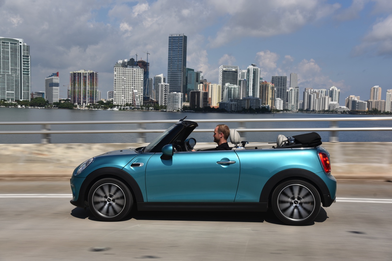 De nieuwe MINI Cabrio F57 is onthuld. Hij gaat vanaf november in productie bij VDL Nedcar en staat rond maart 2016 in de Nederlandse showrooms.