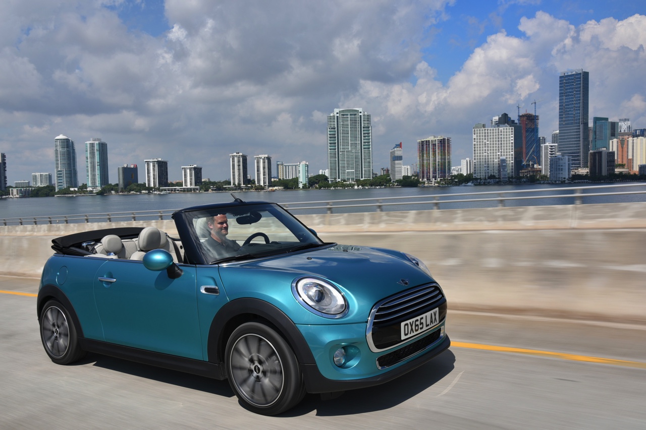 De nieuwe MINI Cabrio F57 is onthuld. Hij gaat vanaf november in productie bij VDL Nedcar en staat rond maart 2016 in de Nederlandse showrooms.