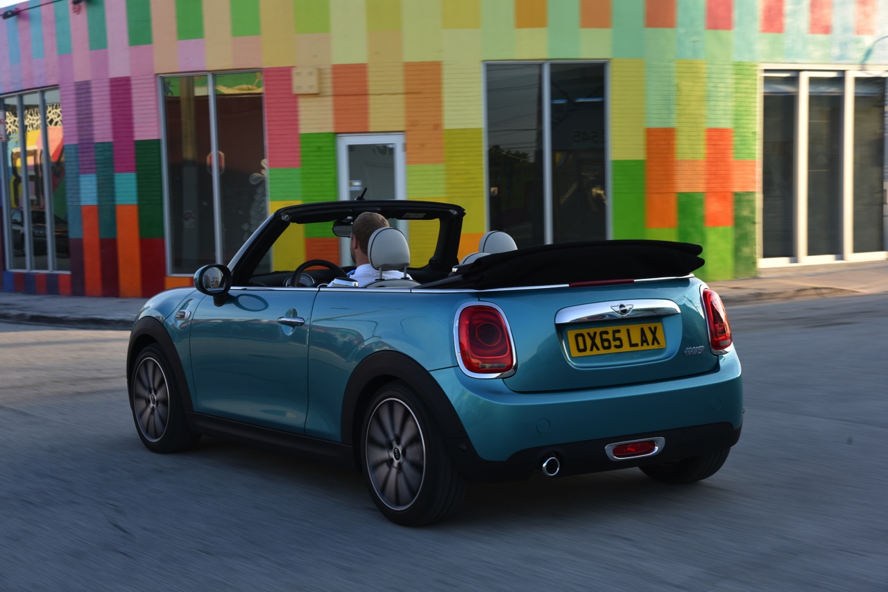 De nieuwe MINI Cabrio F57 is onthuld. Hij gaat vanaf november in productie bij VDL Nedcar en staat rond maart 2016 in de Nederlandse showrooms.