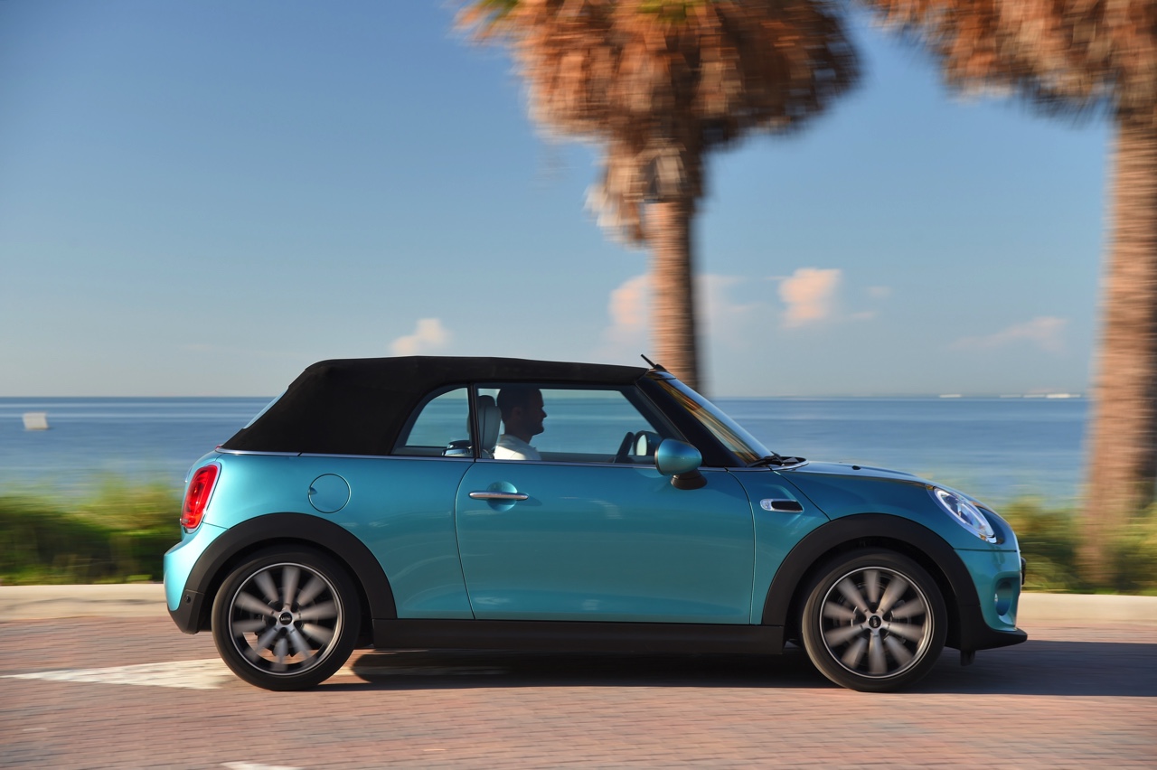 De nieuwe MINI Cabrio F57 is onthuld. Hij gaat vanaf november in productie bij VDL Nedcar en staat rond maart 2016 in de Nederlandse showrooms.
