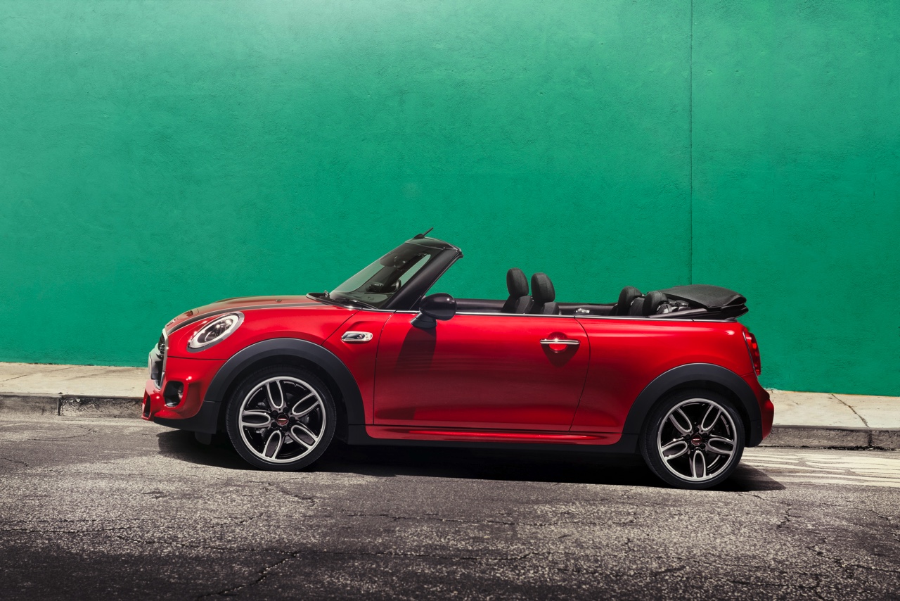 De nieuwe MINI Cabrio F57 is onthuld. Hij gaat vanaf november in productie bij VDL Nedcar en staat rond maart 2016 in de Nederlandse showrooms.