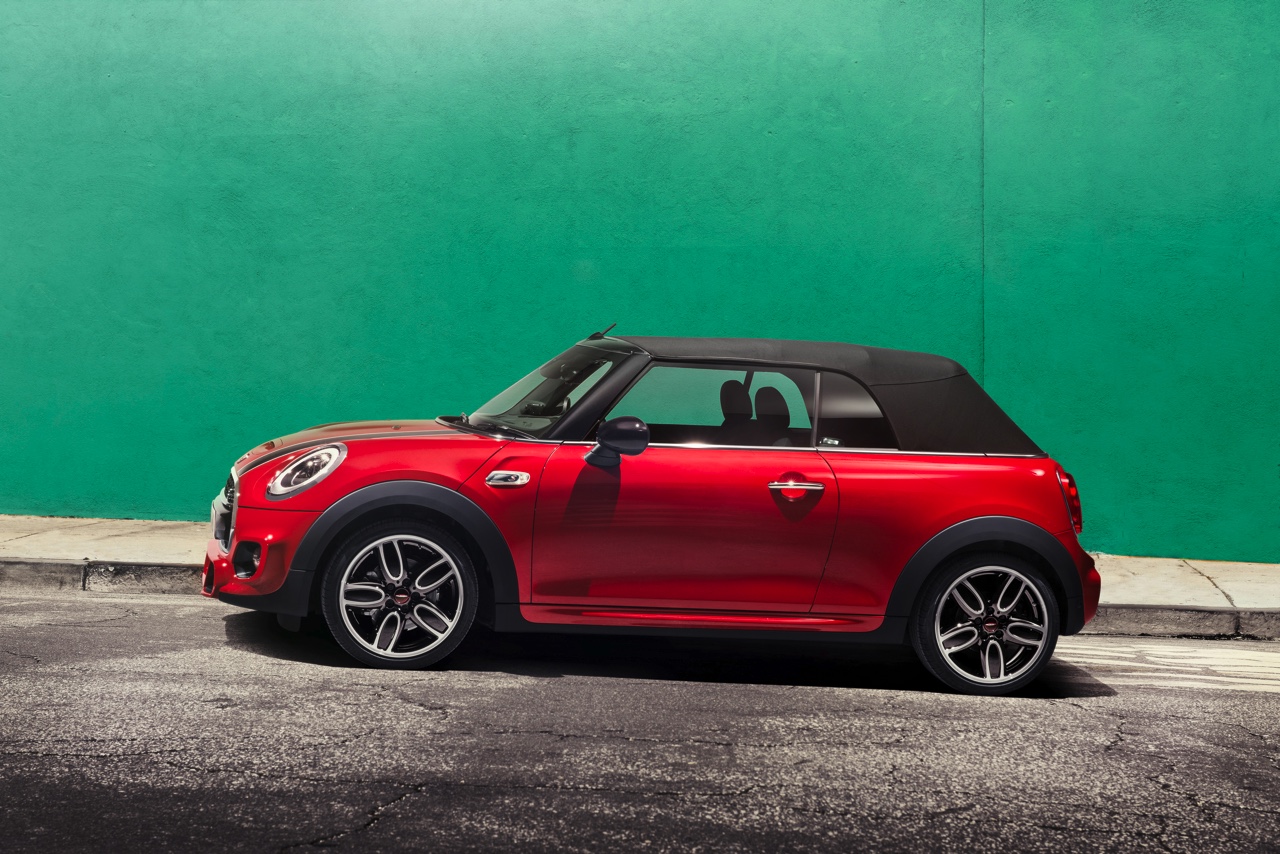 De nieuwe MINI Cabrio F57 is onthuld. Hij gaat vanaf november in productie bij VDL Nedcar en staat rond maart 2016 in de Nederlandse showrooms.