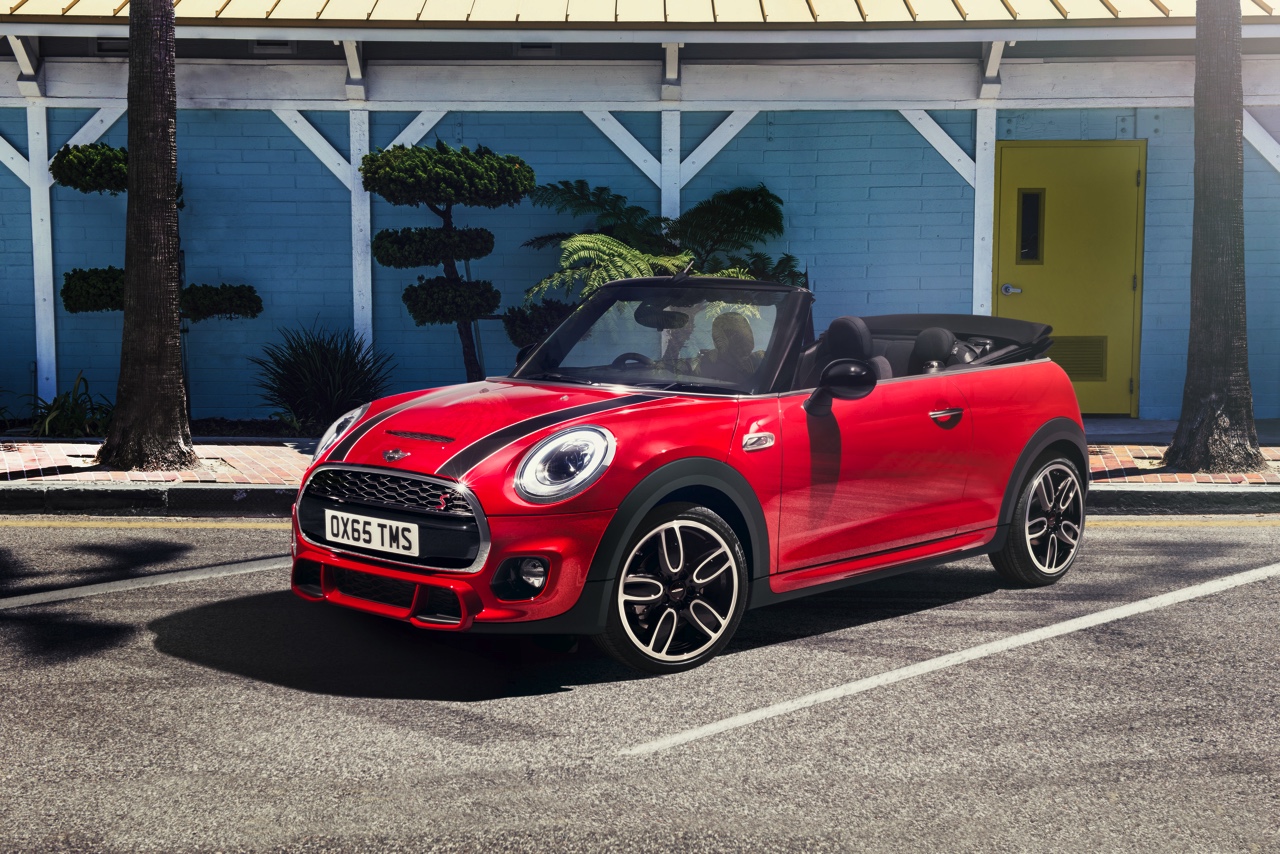 De nieuwe MINI Cabrio F57 is onthuld. Hij gaat vanaf november in productie bij VDL Nedcar en staat rond maart 2016 in de Nederlandse showrooms.