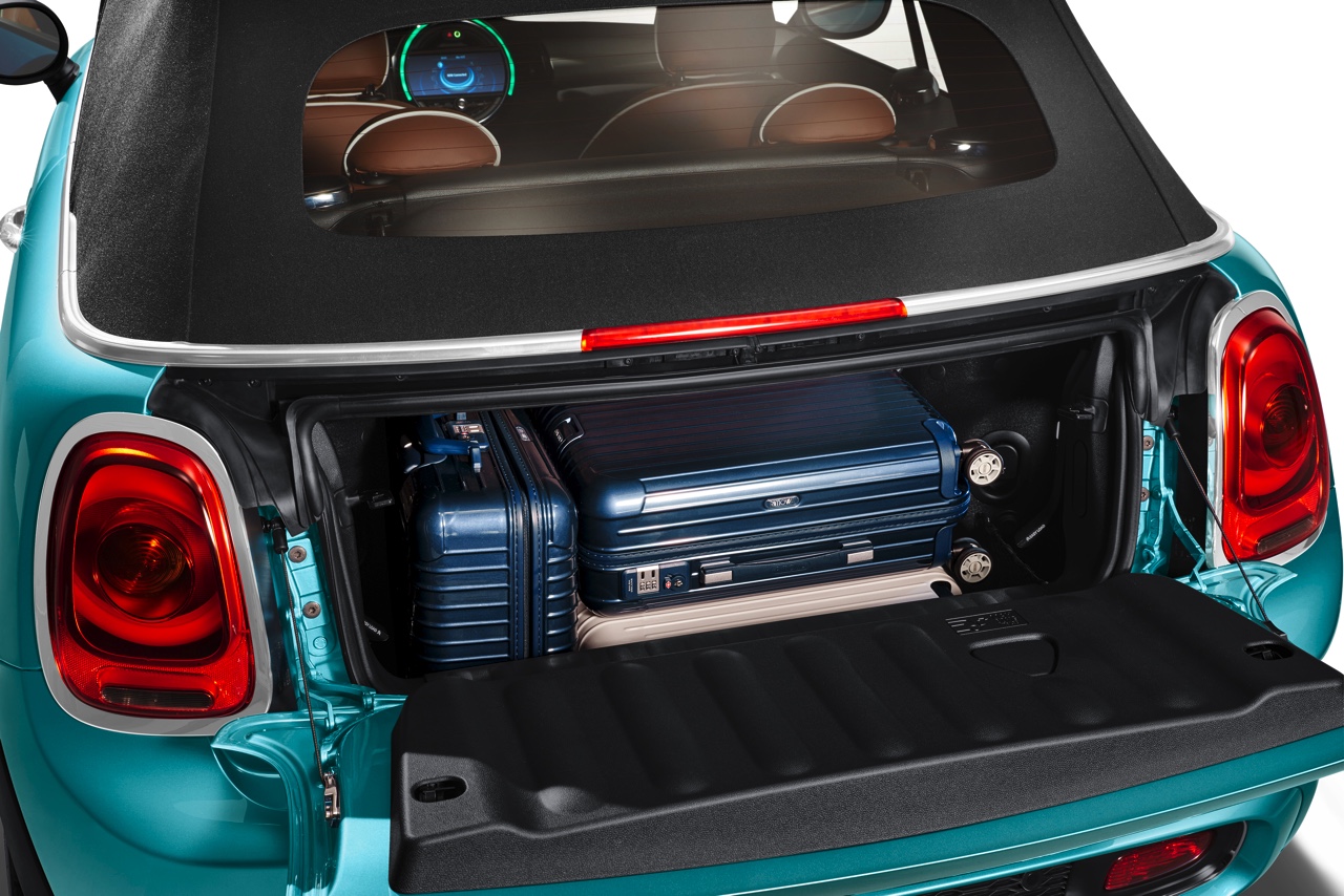 De nieuwe MINI Cabrio F57 is onthuld. Hij gaat vanaf november in productie bij VDL Nedcar en staat rond maart 2016 in de Nederlandse showrooms.