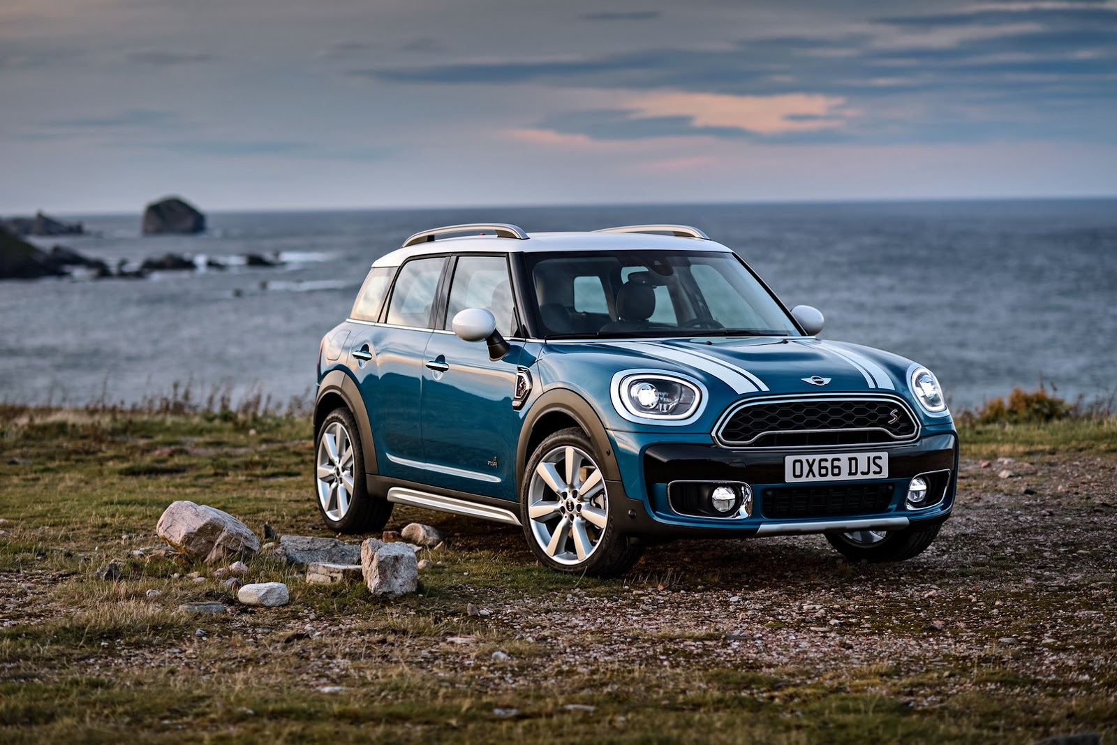 Nieuwe MINI Countryman onthuld. Hij wordt voorgesteld op de LA Motor Show en komt begin 2017 naar Nederland, ook als MINI Cooper E S Countryman ALL4 plug-in hybride.