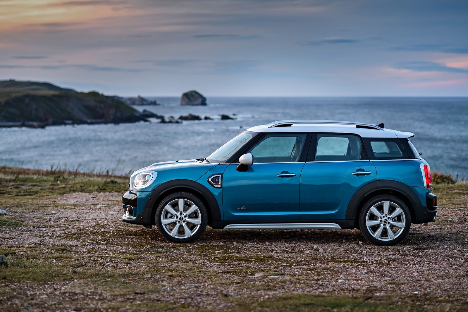 Nieuwe MINI Countryman onthuld. Hij wordt voorgesteld op de LA Motor Show en komt begin 2017 naar Nederland, ook als MINI Cooper E S Countryman ALL4 plug-in hybride.
