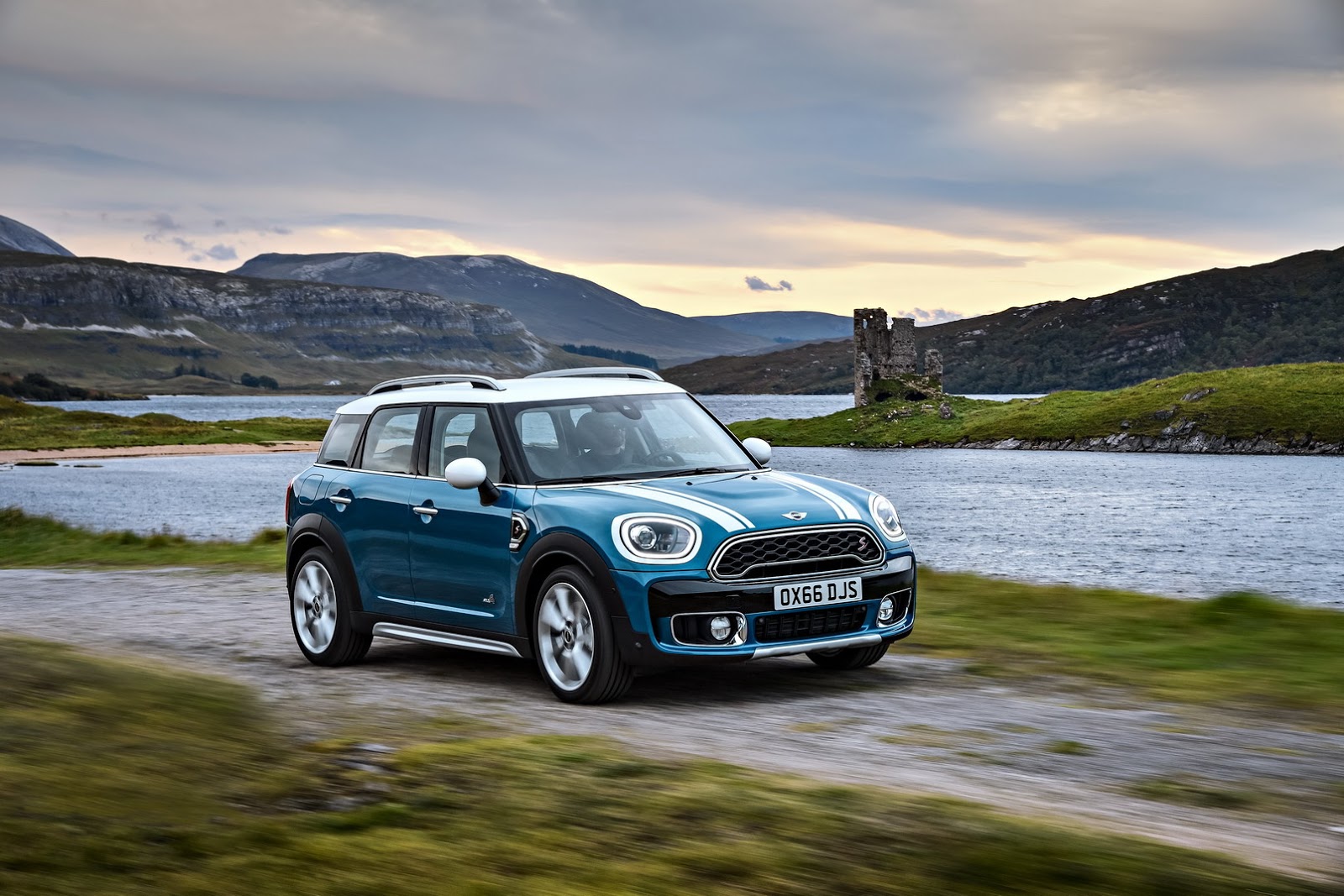 Nieuwe MINI Countryman onthuld. Hij wordt voorgesteld op de LA Motor Show en komt begin 2017 naar Nederland, ook als MINI Cooper E S Countryman ALL4 plug-in hybride.