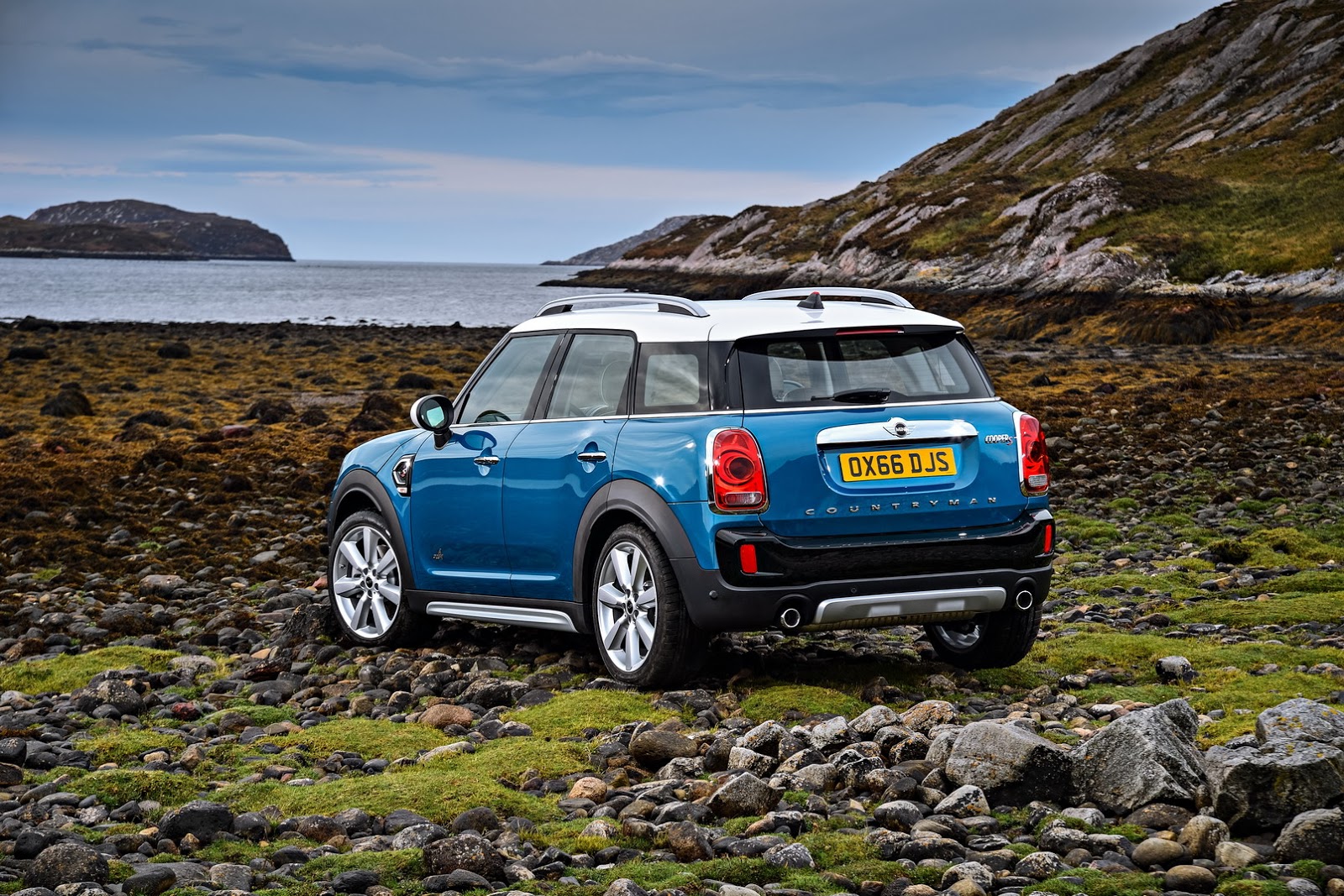 Nieuwe MINI Countryman onthuld. Hij wordt voorgesteld op de LA Motor Show en komt begin 2017 naar Nederland, ook als MINI Cooper E S Countryman ALL4 plug-in hybride.