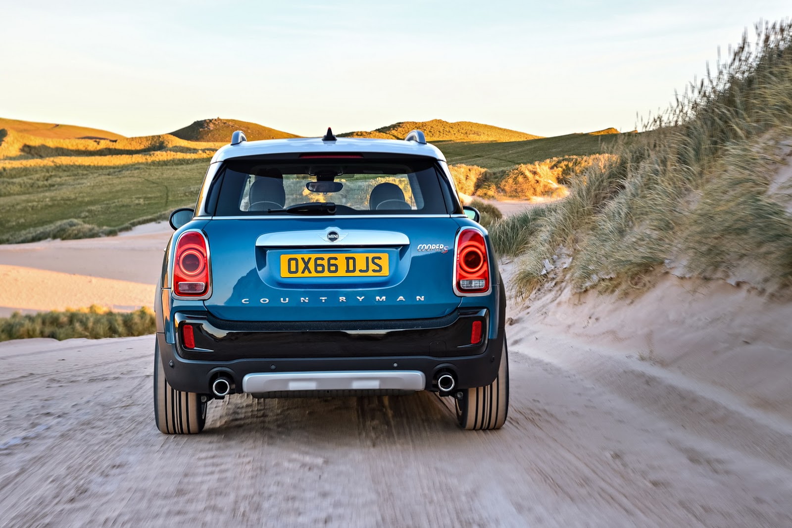 Nieuwe MINI Countryman onthuld. Hij wordt voorgesteld op de LA Motor Show en komt begin 2017 naar Nederland, ook als MINI Cooper E S Countryman ALL4 plug-in hybride.