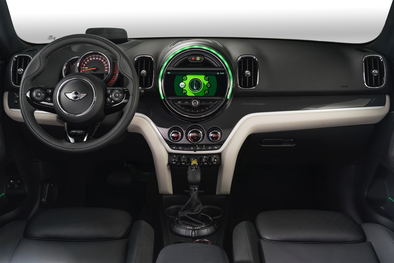 Nieuwe MINI Countryman onthuld. Hij wordt voorgesteld op de LA Motor Show en komt begin 2017 naar Nederland, ook als MINI Cooper E S Countryman ALL4 plug-in hybride.