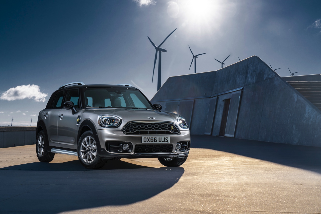 Nieuwe MINI Countryman onthuld. Hij wordt voorgesteld op de LA Motor Show en komt begin 2017 naar Nederland, ook als MINI Cooper E S Countryman ALL4 plug-in hybride.