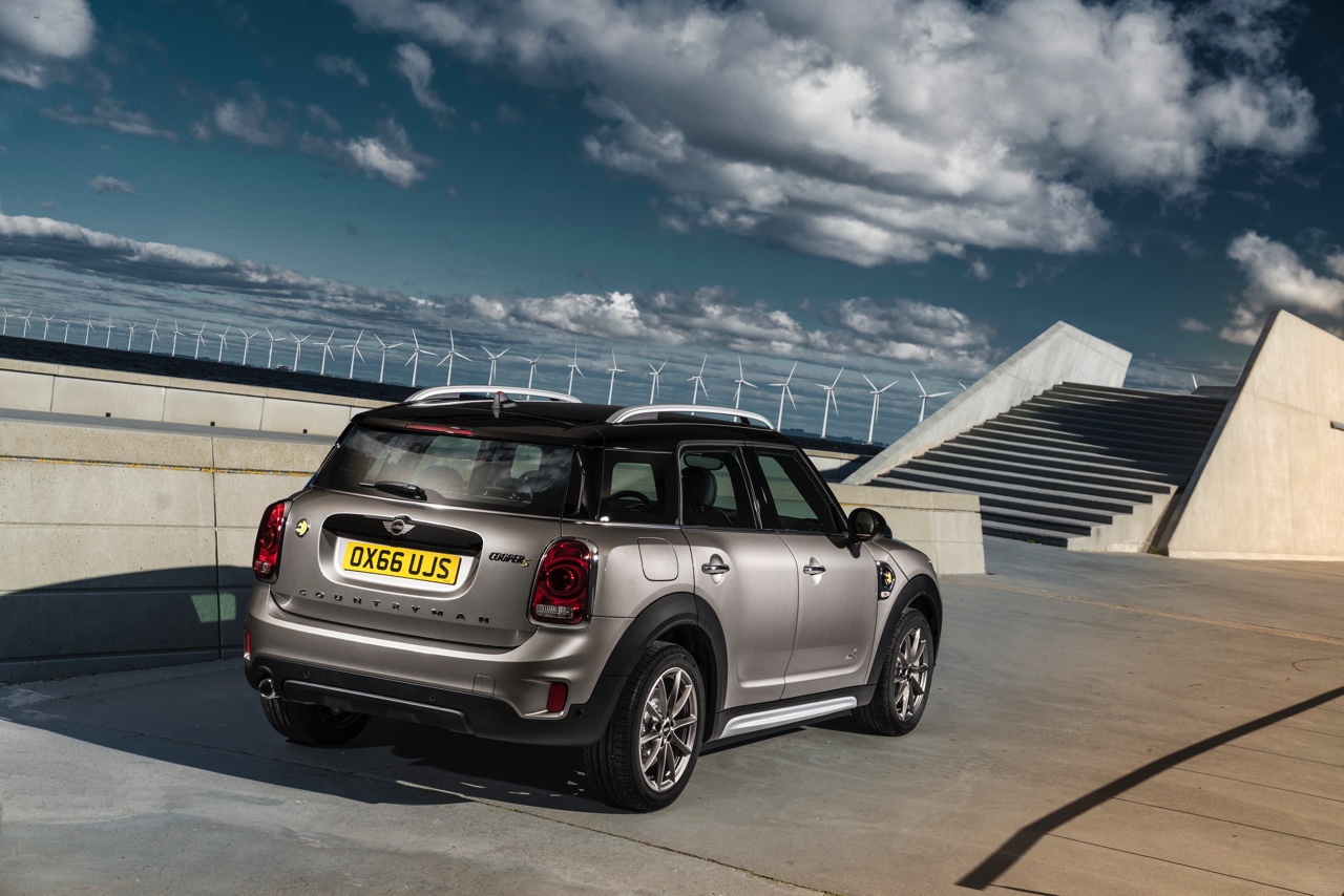 Nieuwe MINI Countryman onthuld. Hij wordt voorgesteld op de LA Motor Show en komt begin 2017 naar Nederland, ook als MINI Cooper E S Countryman ALL4 plug-in hybride.