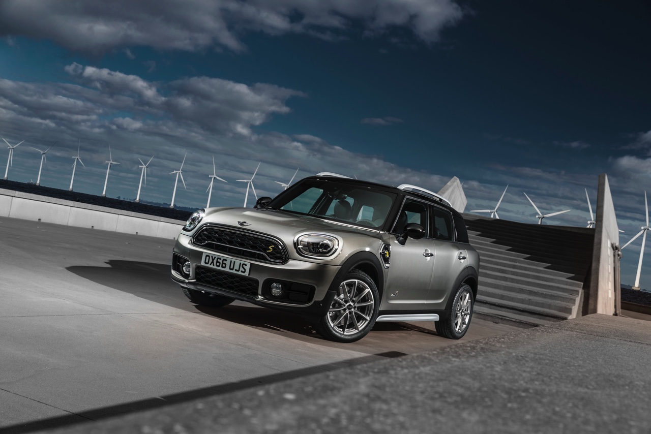 Nieuwe MINI Countryman onthuld. Hij wordt voorgesteld op de LA Motor Show en komt begin 2017 naar Nederland, ook als MINI Cooper E S Countryman ALL4 plug-in hybride.
