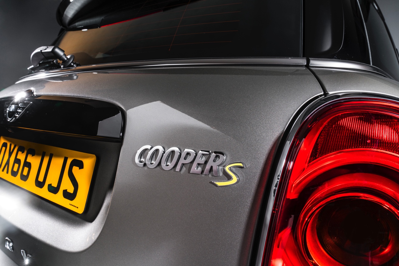 Nieuwe MINI Countryman onthuld. Hij wordt voorgesteld op de LA Motor Show en komt begin 2017 naar Nederland, ook als MINI Cooper E S Countryman ALL4 plug-in hybride.