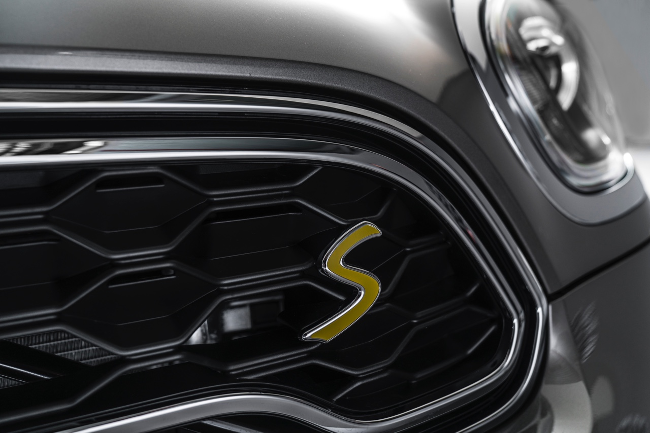 Nieuwe MINI Countryman onthuld. Hij wordt voorgesteld op de LA Motor Show en komt begin 2017 naar Nederland, ook als MINI Cooper E S Countryman ALL4 plug-in hybride.