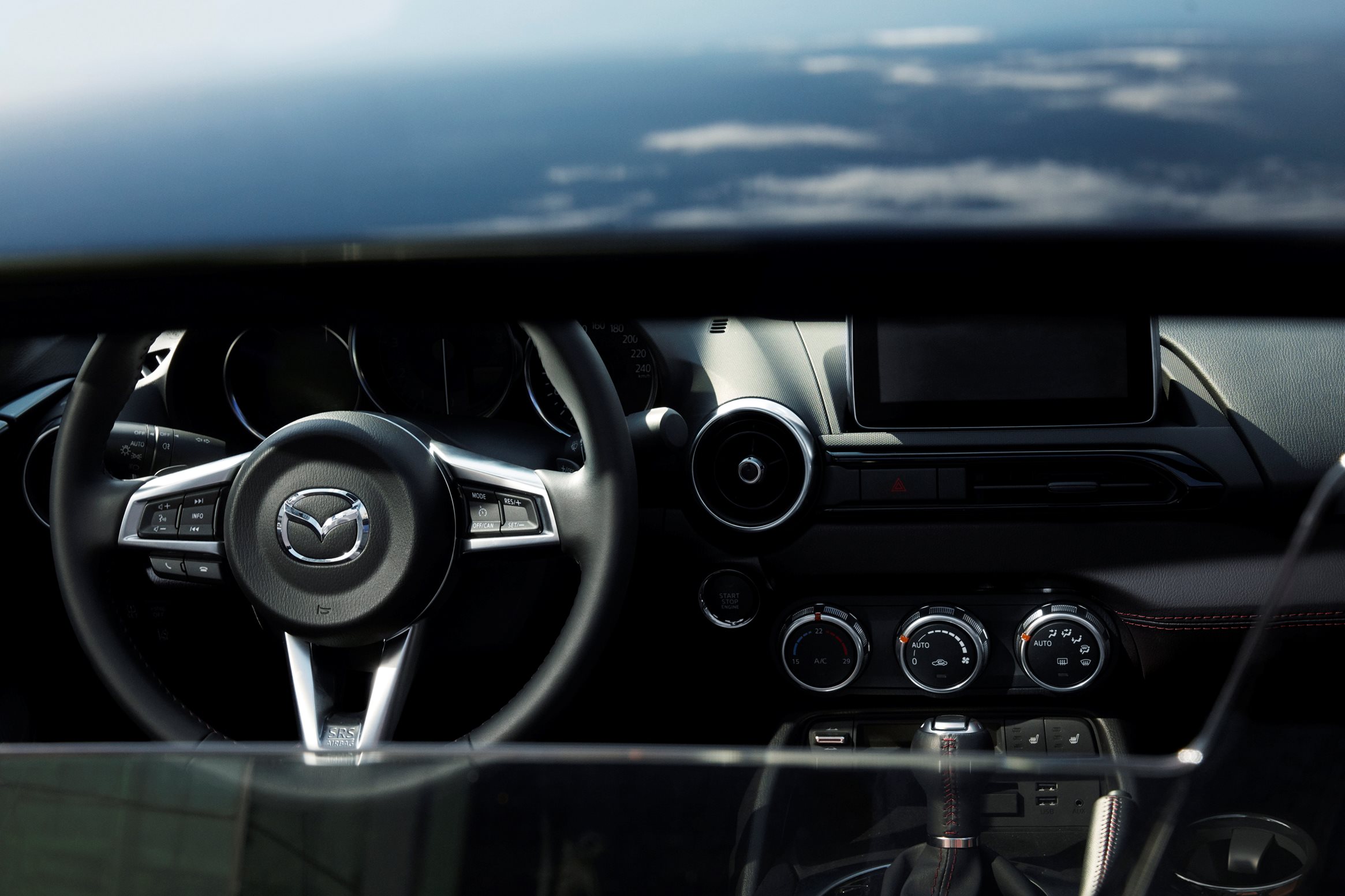 Mazda MX-5 RF nu te bestellen bij Mazda Nederland. De eerste exemplaren rijden bij de introductie in april 2017 in de showroom.