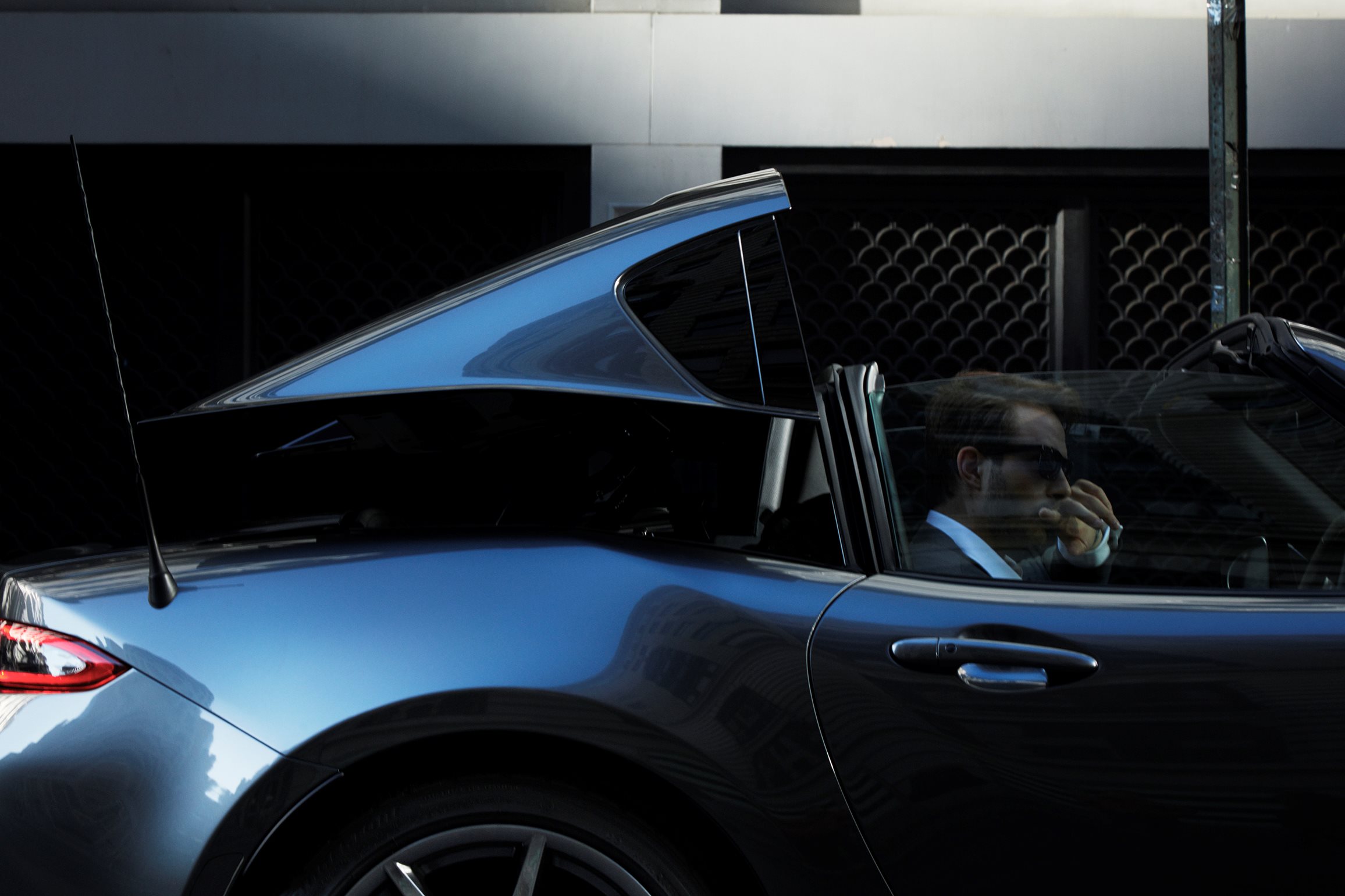 Mazda MX-5 RF nu te bestellen bij Mazda Nederland. De eerste exemplaren rijden bij de introductie in april 2017 in de showroom.