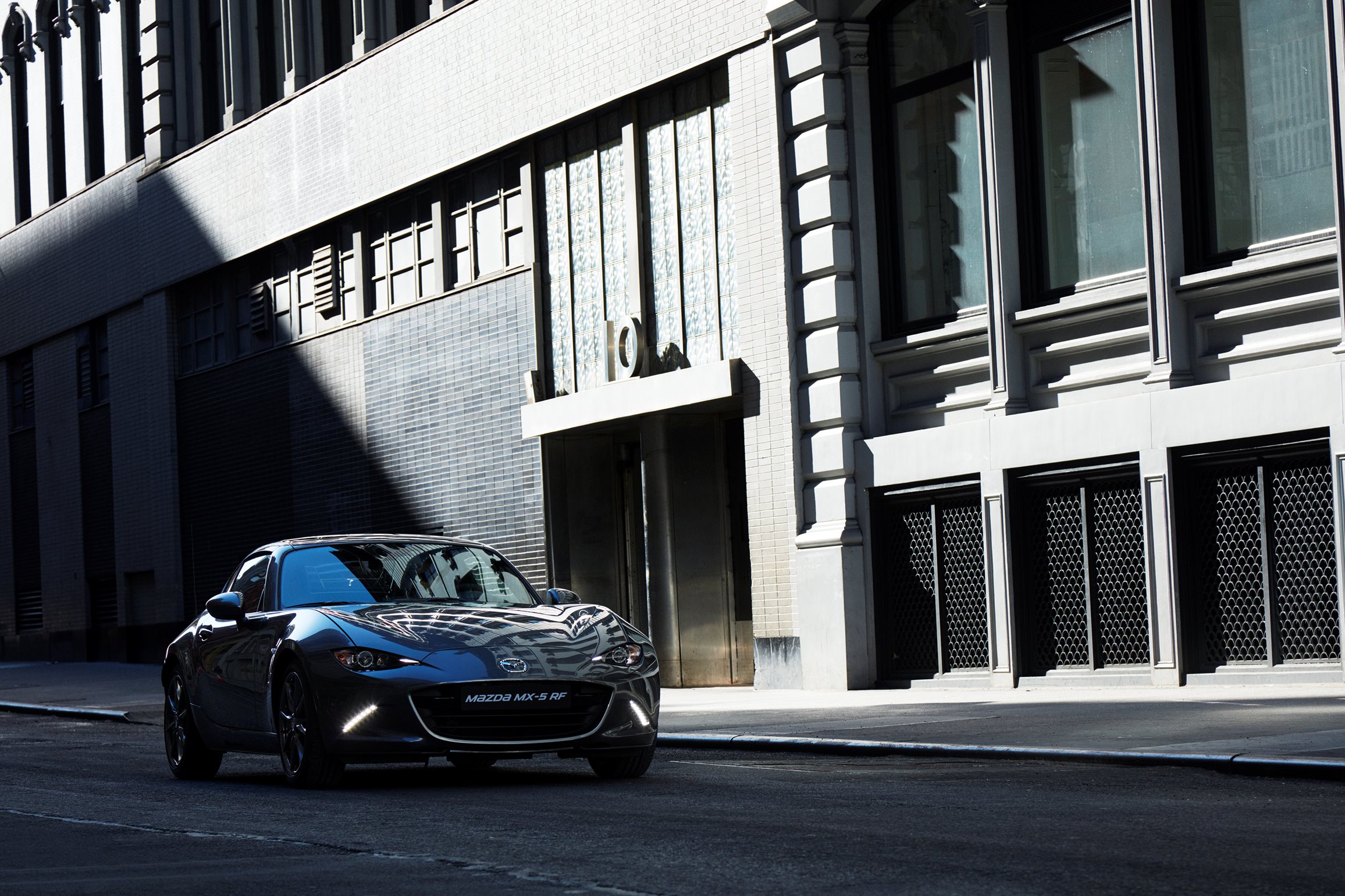 Mazda MX-5 RF nu te bestellen bij Mazda Nederland. De eerste exemplaren rijden bij de introductie in april 2017 in de showroom.