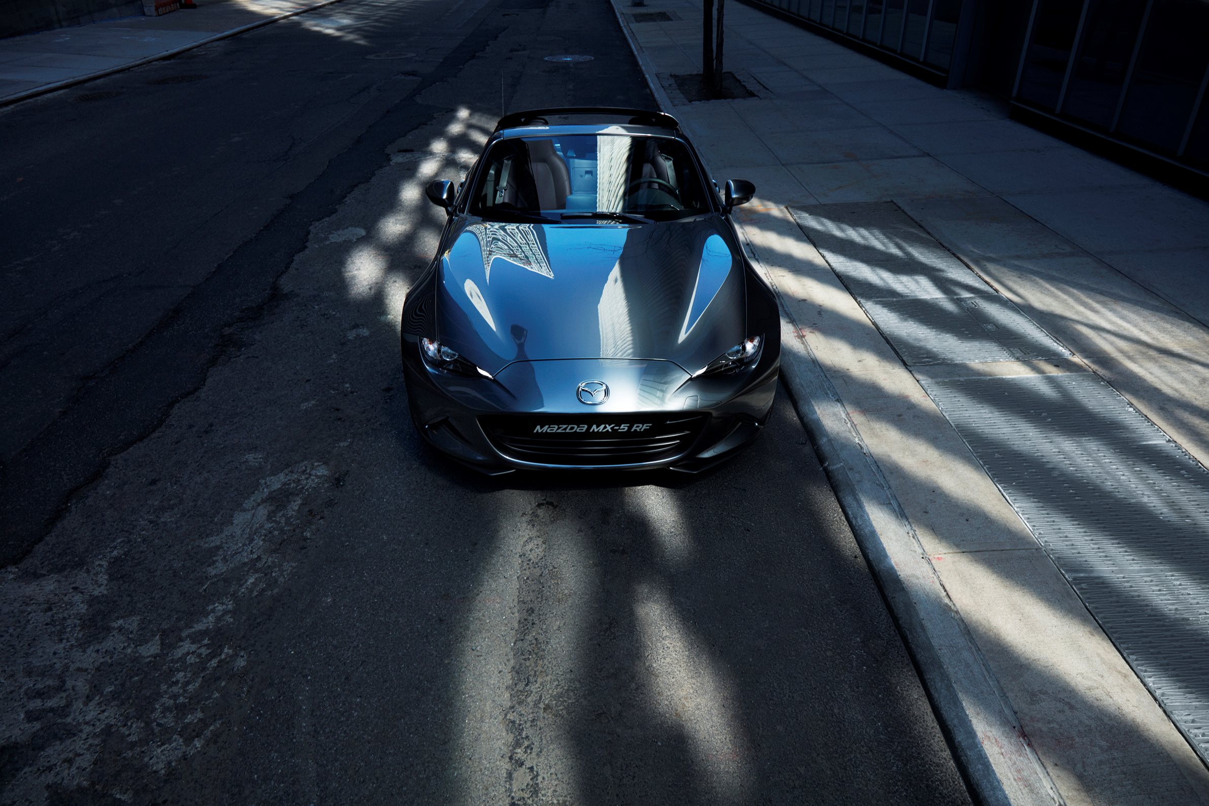 Mazda MX-5 RF nu te bestellen bij Mazda Nederland. De eerste exemplaren rijden bij de introductie in april 2017 in de showroom.
