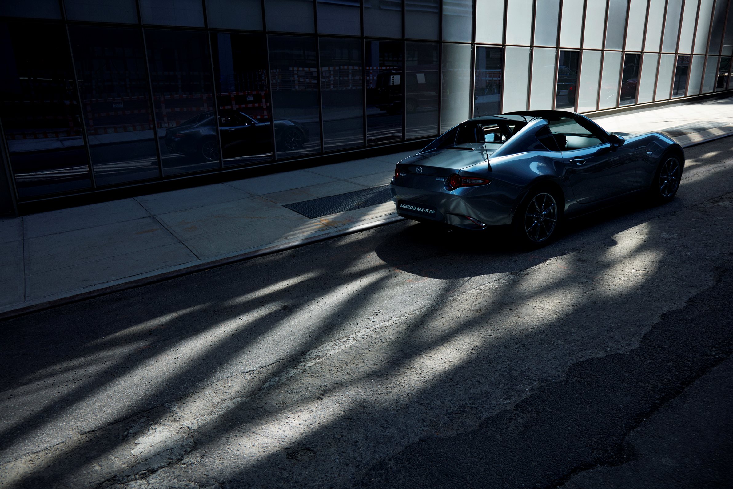 Mazda MX-5 RF nu te bestellen bij Mazda Nederland. De eerste exemplaren rijden bij de introductie in april 2017 in de showroom.