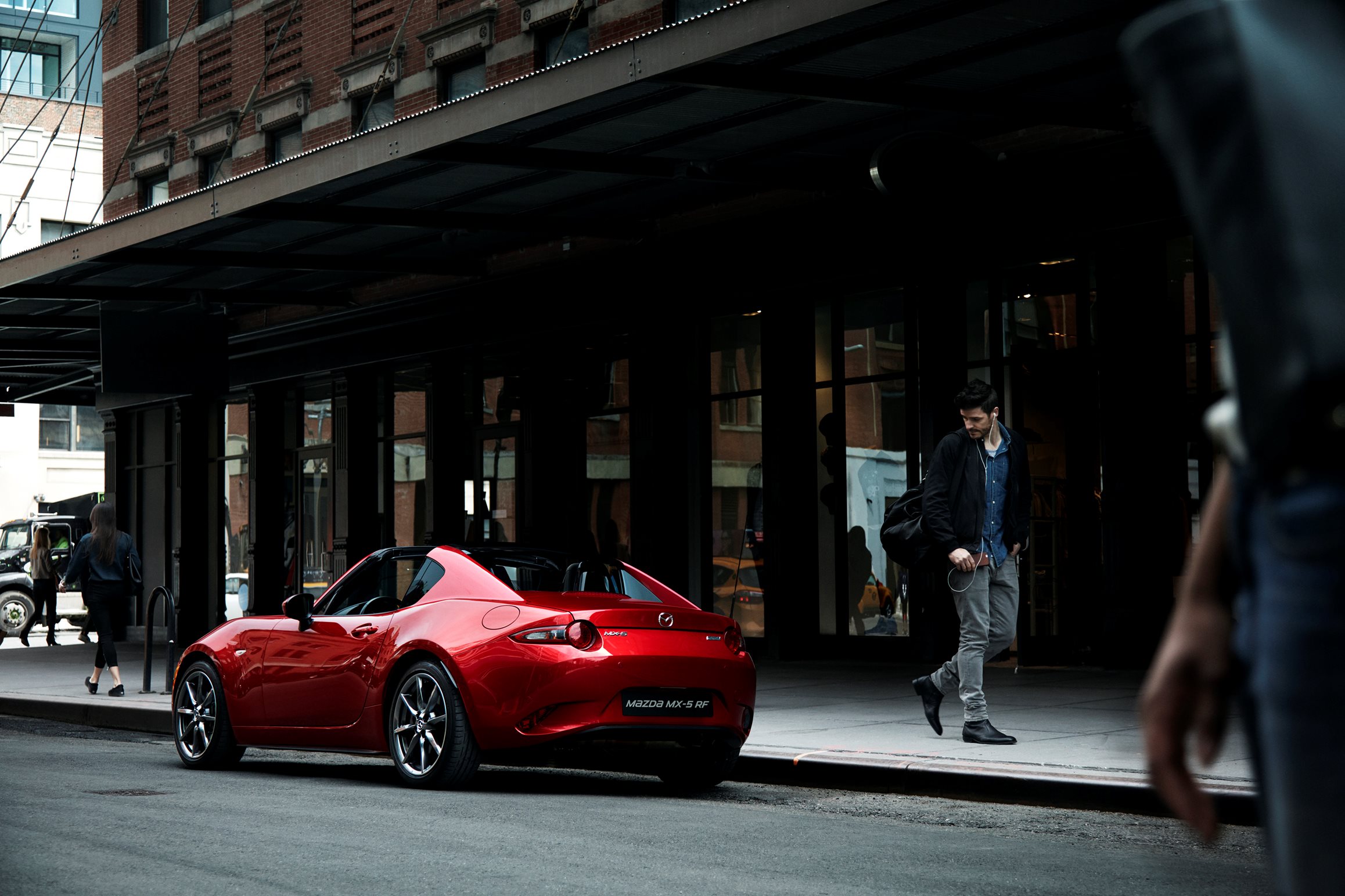Mazda MX-5 RF nu te bestellen bij Mazda Nederland. De eerste exemplaren rijden bij de introductie in april 2017 in de showroom.