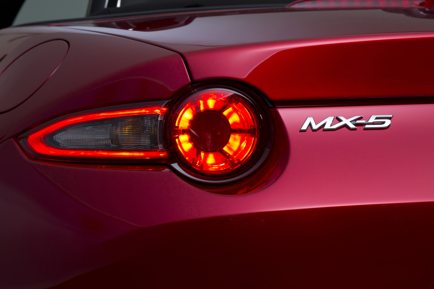 Nieuwe Mazda MX-5 alleen handgeschakeld naar Nederland met 1.5 of 2.0 liter SkyAciv-G benzinemotor.