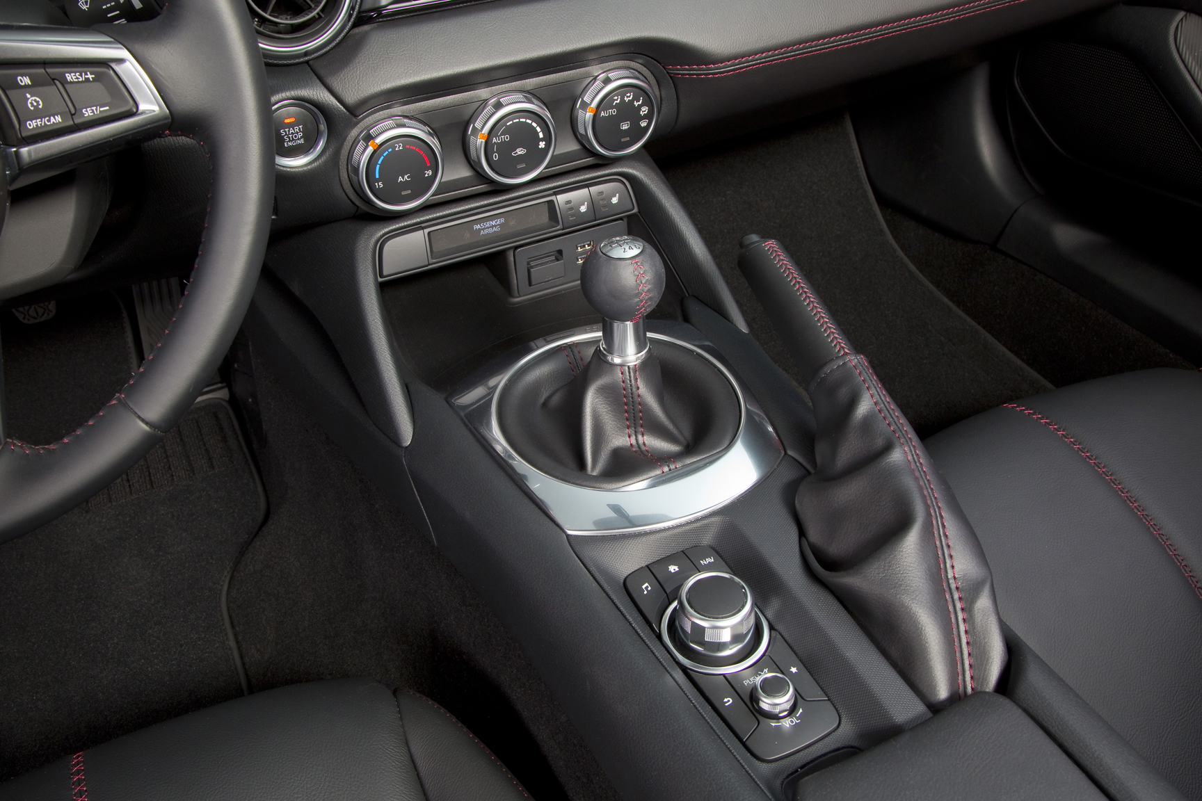 Nieuwe Mazda MX-5 alleen handgeschakeld naar Nederland met 1.5 of 2.0 liter SkyAciv-G benzinemotor.
