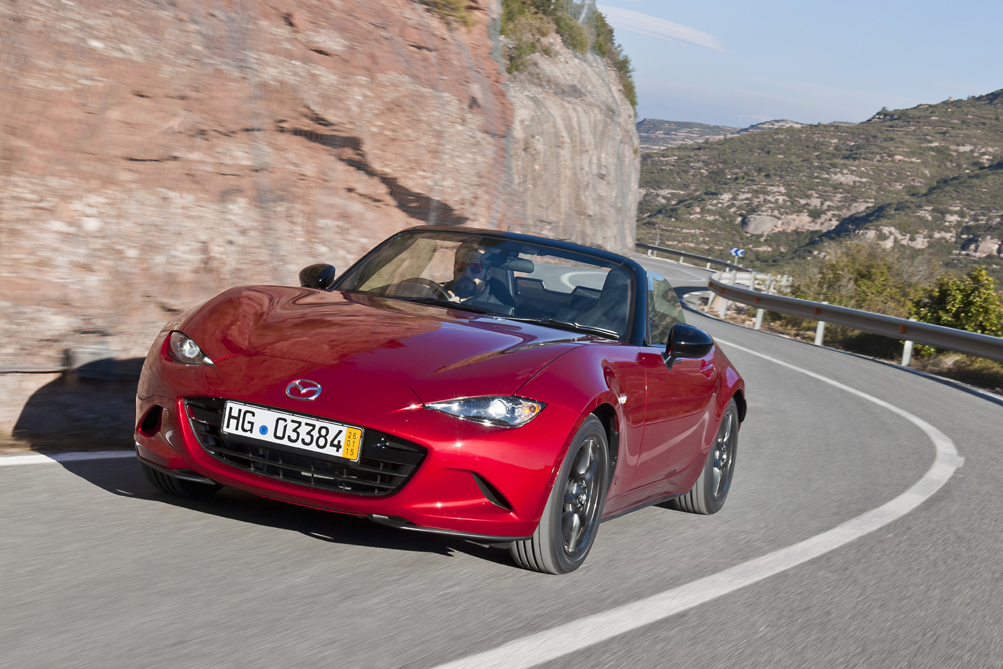 Nieuwe Mazda MX-5 alleen handgeschakeld naar Nederland met 1.5 of 2.0 liter SkyAciv-G benzinemotor.