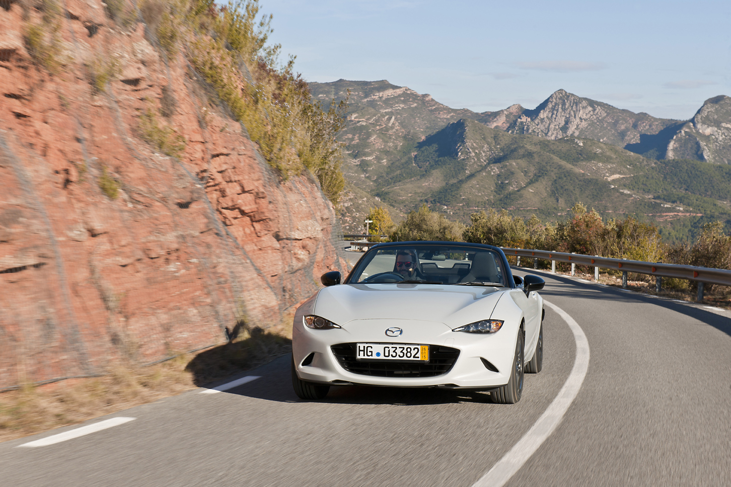 Nieuwe Mazda MX-5 alleen handgeschakeld naar Nederland met 1.5 of 2.0 liter SkyAciv-G benzinemotor.