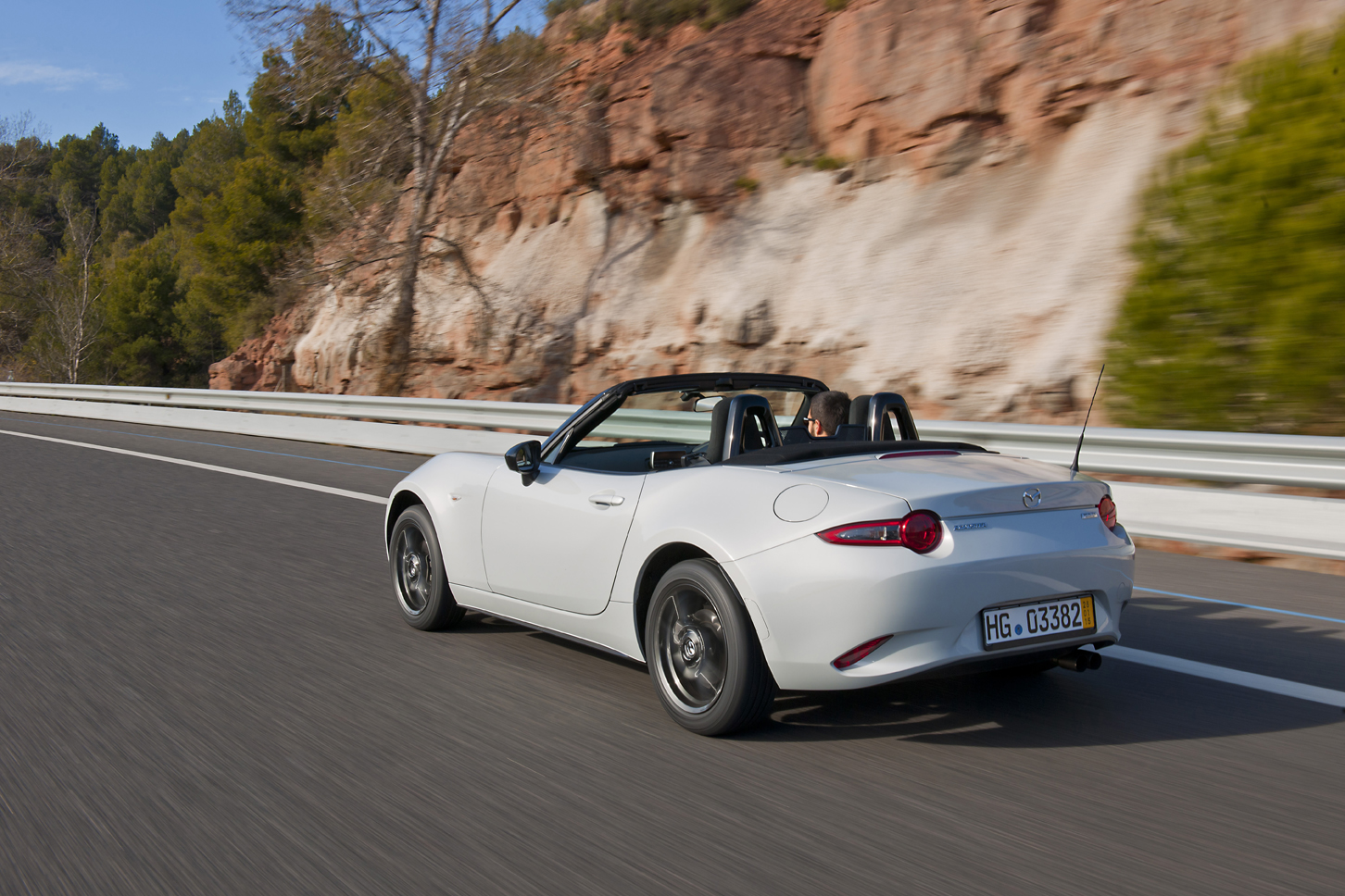 Nieuwe Mazda MX-5 alleen handgeschakeld naar Nederland met 1.5 of 2.0 liter SkyAciv-G benzinemotor.
