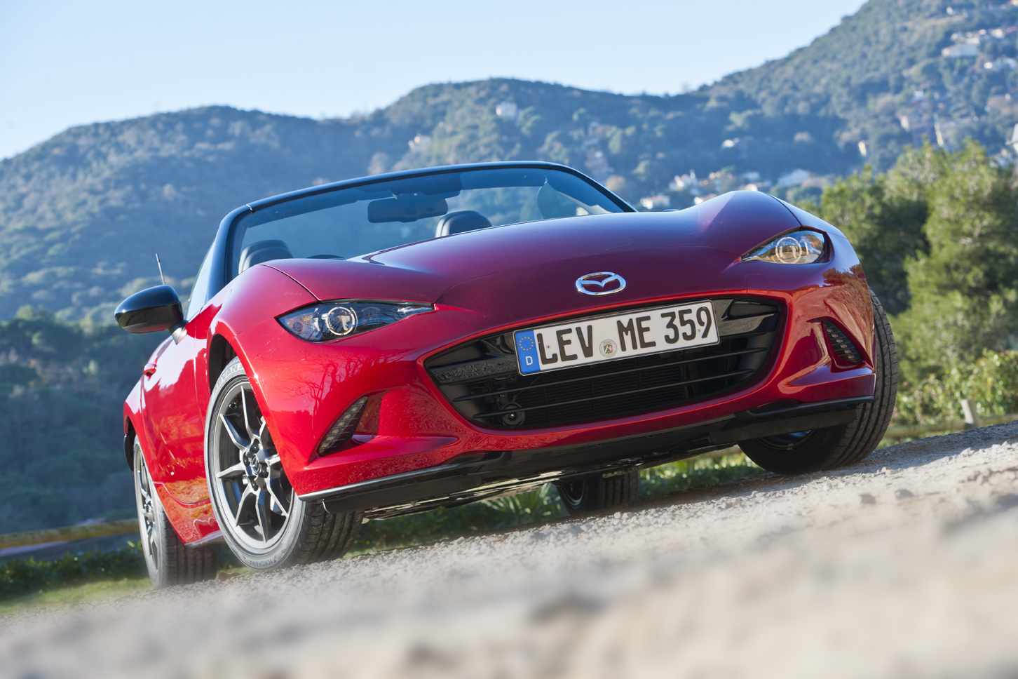 Nieuwe Mazda MX-5 alleen handgeschakeld naar Nederland met 1.5 of 2.0 liter SkyAciv-G benzinemotor.