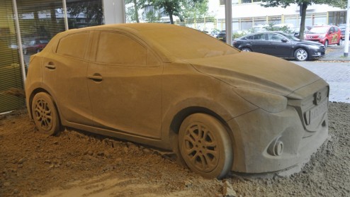 De nieuwe Mazda2 is als zandsculptuur in Nederland bij Mazda Mulder Rotterdam, voorafgaand aan het showroomdebuut van de echte Mazda2 in maart 2015.
