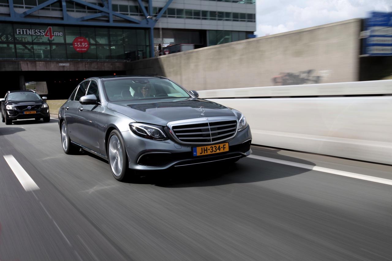 De actieve rijbaanwisselassistent van de nieuwe Mercedes-Benz E-Klasse met DRIVE Pilot is nu ook beschkbaar in Nederland. Door de richtingaanwijzer te bedienen wisselt de E-Klasse van rijstrook.