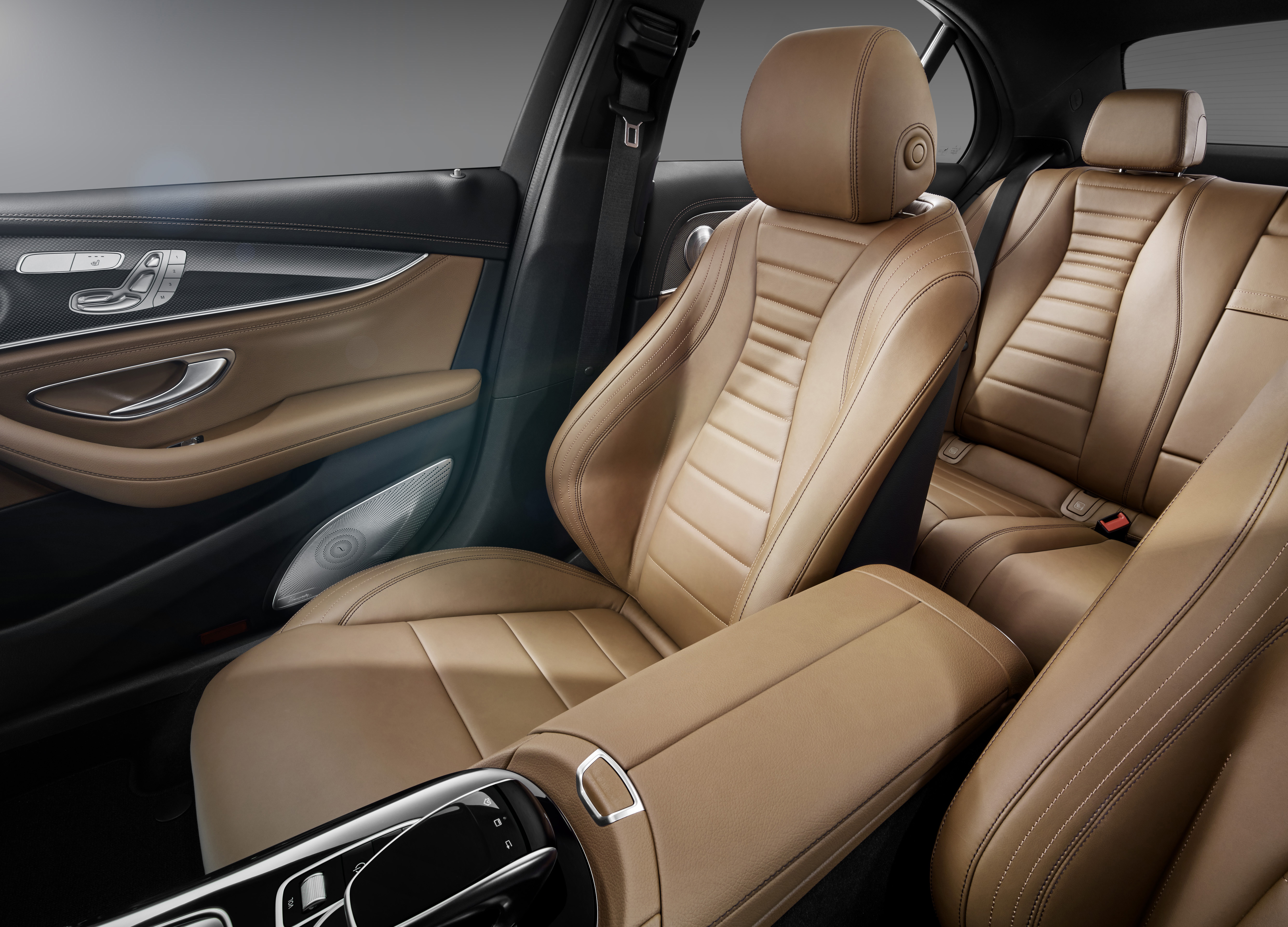 Nieuwe Mercedes E-Klasse W213 innoveert verder dan S-Klasse met 3D Burmester audio, adaptieve LED-verlichting en touch-control stuurtoetsen.