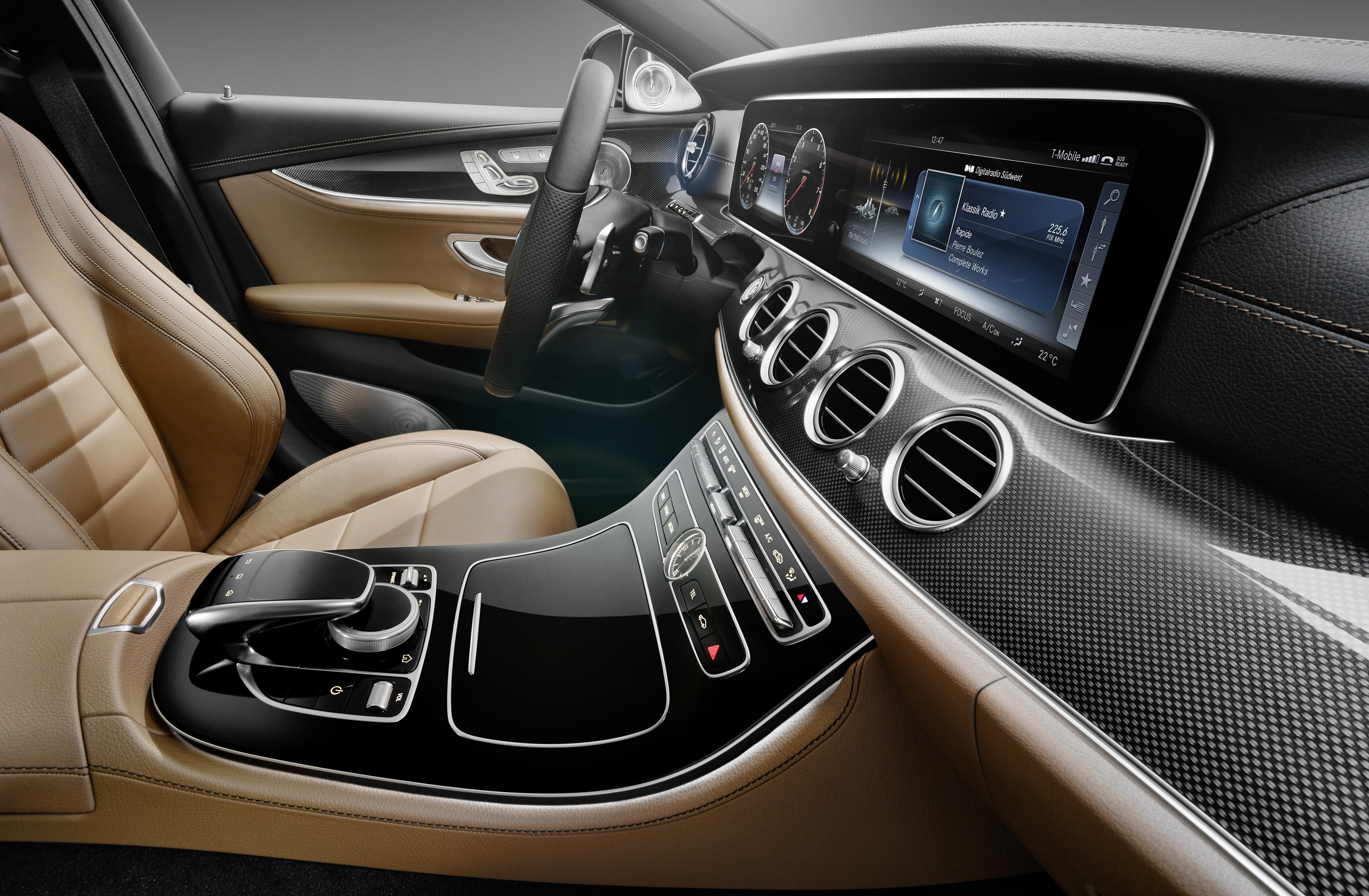 Nieuwe Mercedes E-Klasse W213 innoveert verder dan S-Klasse met 3D Burmester audio, adaptieve LED-verlichting en touch-control stuurtoetsen.