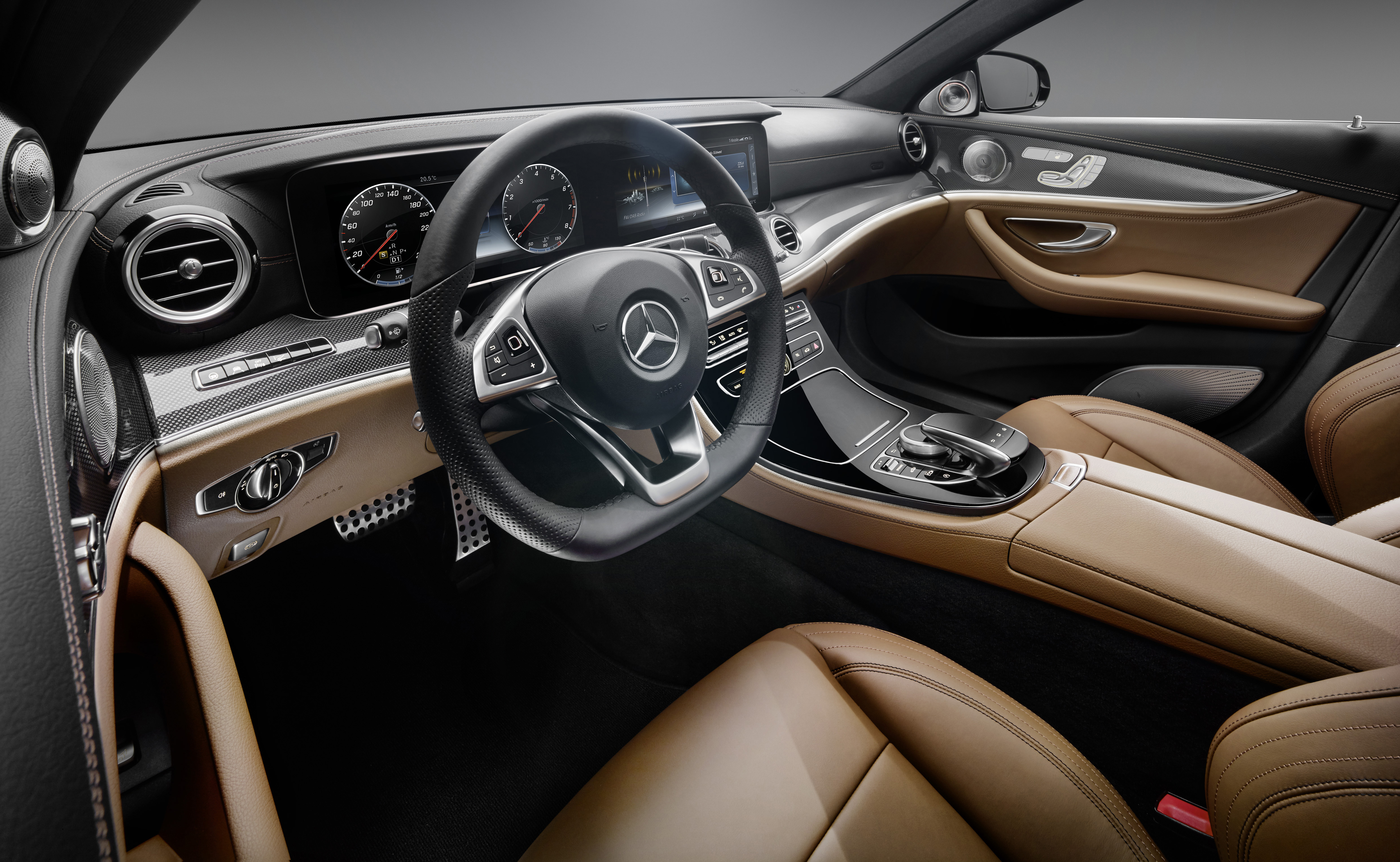 Nieuwe Mercedes E-Klasse W213 innoveert verder dan S-Klasse met 3D Burmester audio, adaptieve LED-verlichting en touch-control stuurtoetsen.