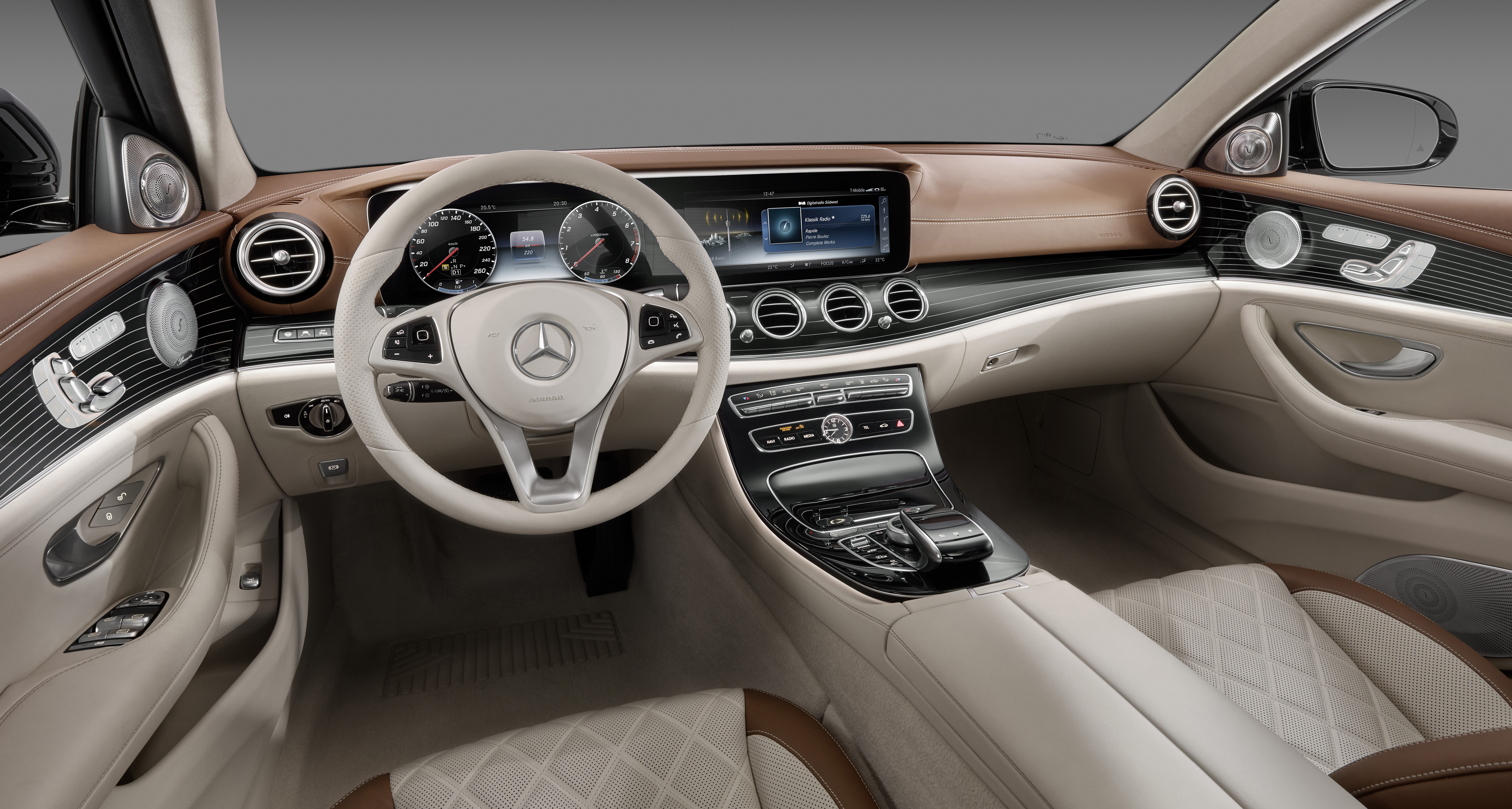 Nieuwe Mercedes E-Klasse W213 innoveert verder dan S-Klasse met 3D Burmester audio, adaptieve LED-verlichting en touch-control stuurtoetsen.