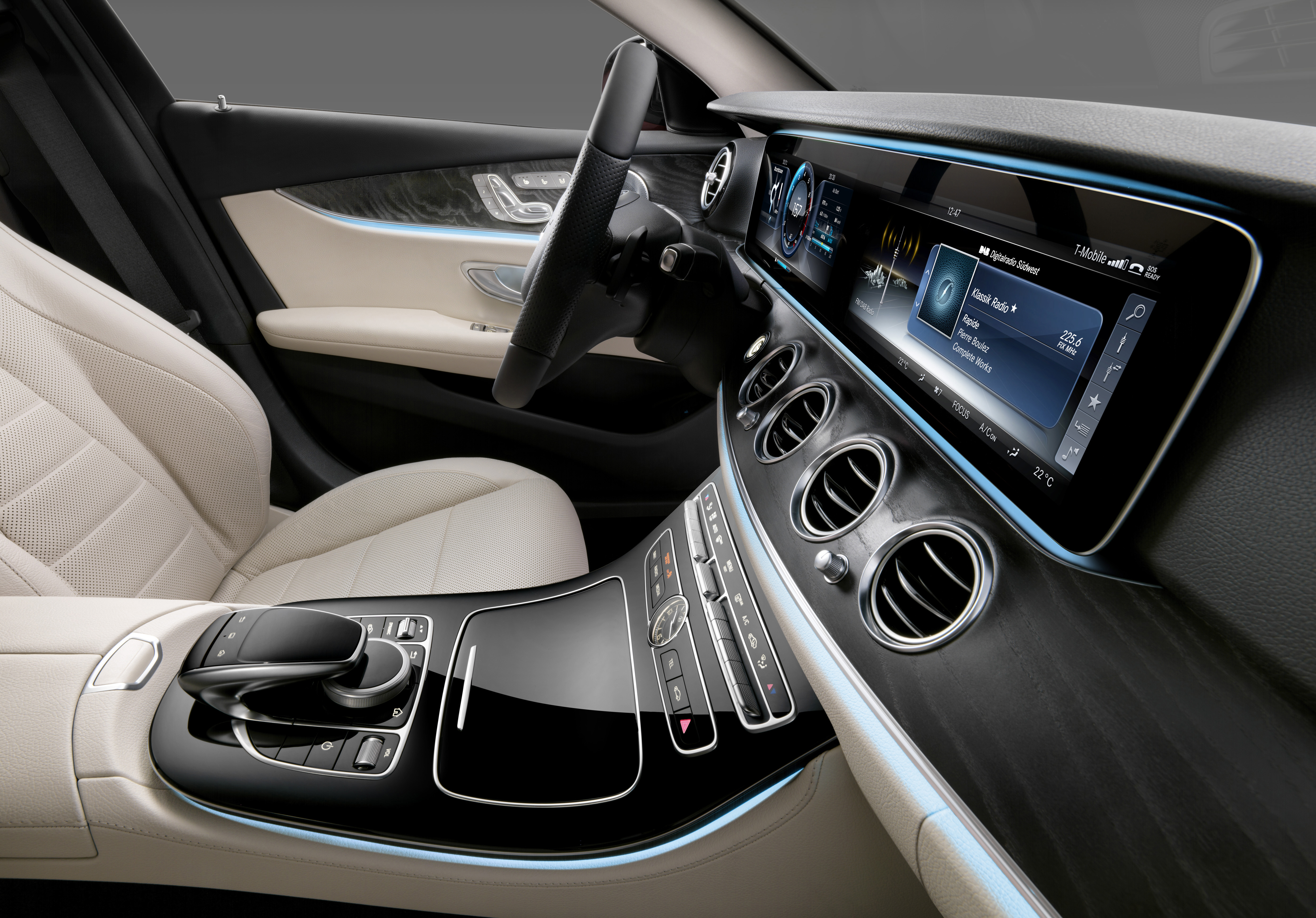Nieuwe Mercedes E-Klasse W213 innoveert verder dan S-Klasse met 3D Burmester audio, adaptieve LED-verlichting en touch-control stuurtoetsen.