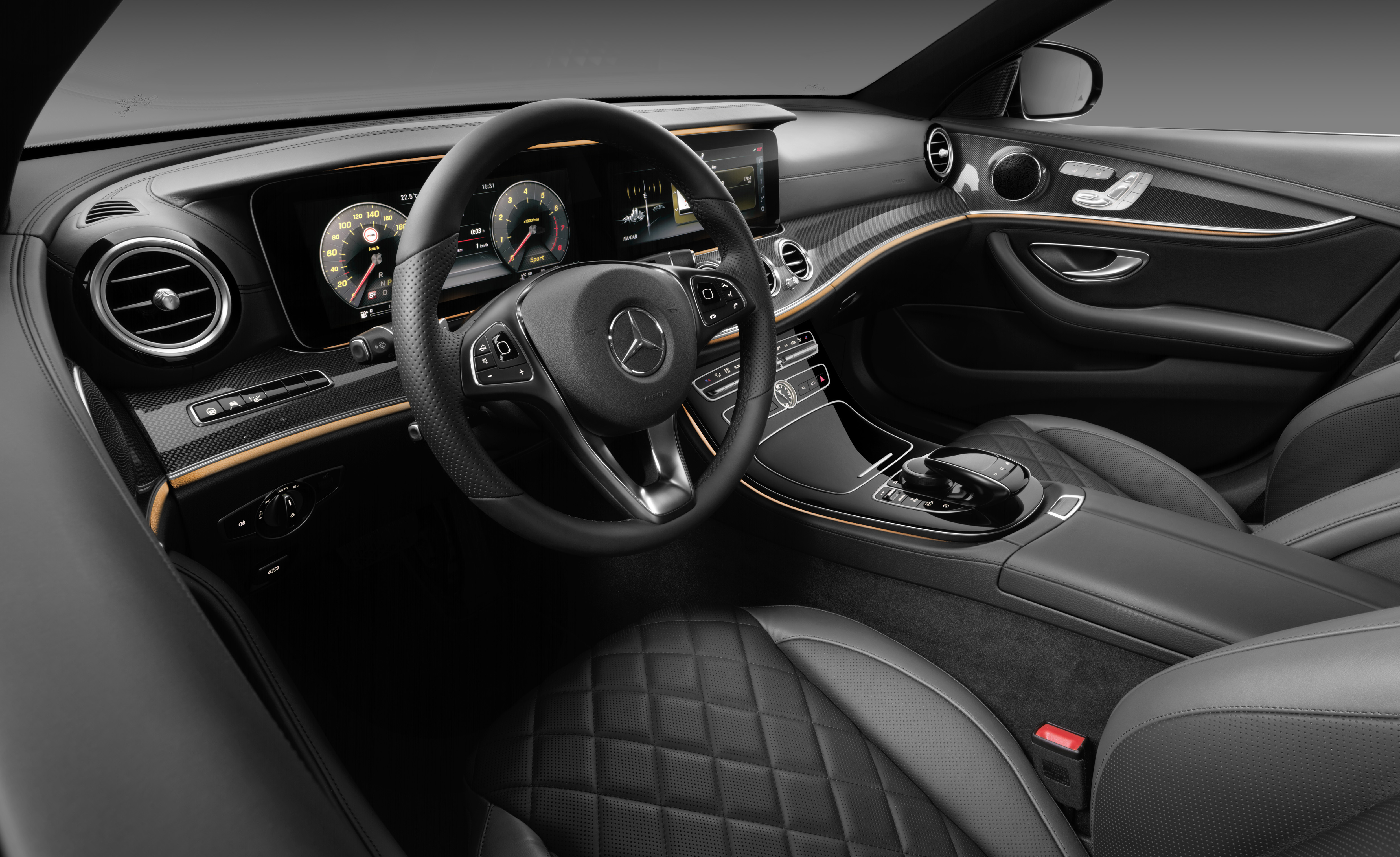 Nieuwe Mercedes E-Klasse W213 innoveert verder dan S-Klasse met 3D Burmester audio, adaptieve LED-verlichting en touch-control stuurtoetsen.
