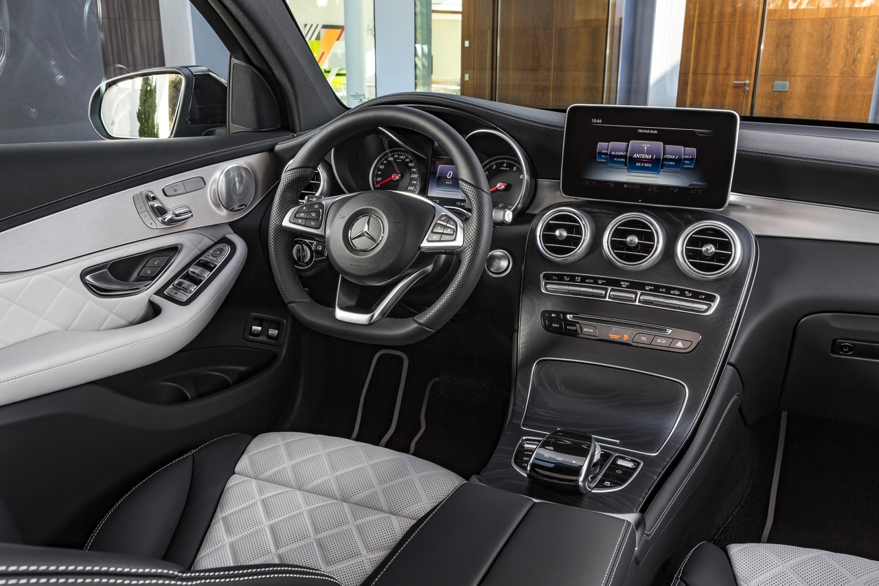 Mercedes trekt het doek van de GLC Coup tijdens de NYIAS 2016, de New York Auto Show.